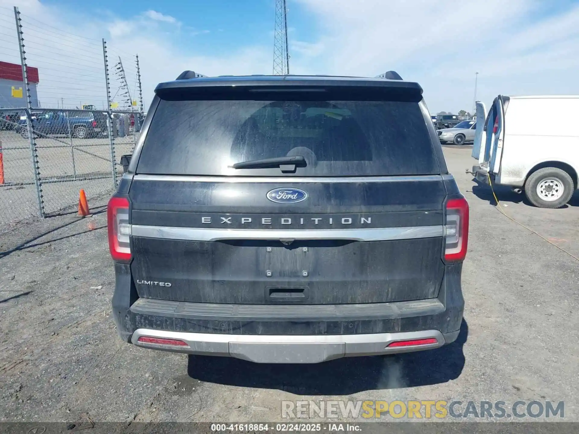 17 Photograph of a damaged car 1FMJU2A8XREA09325 FORD EXPEDITION 2024