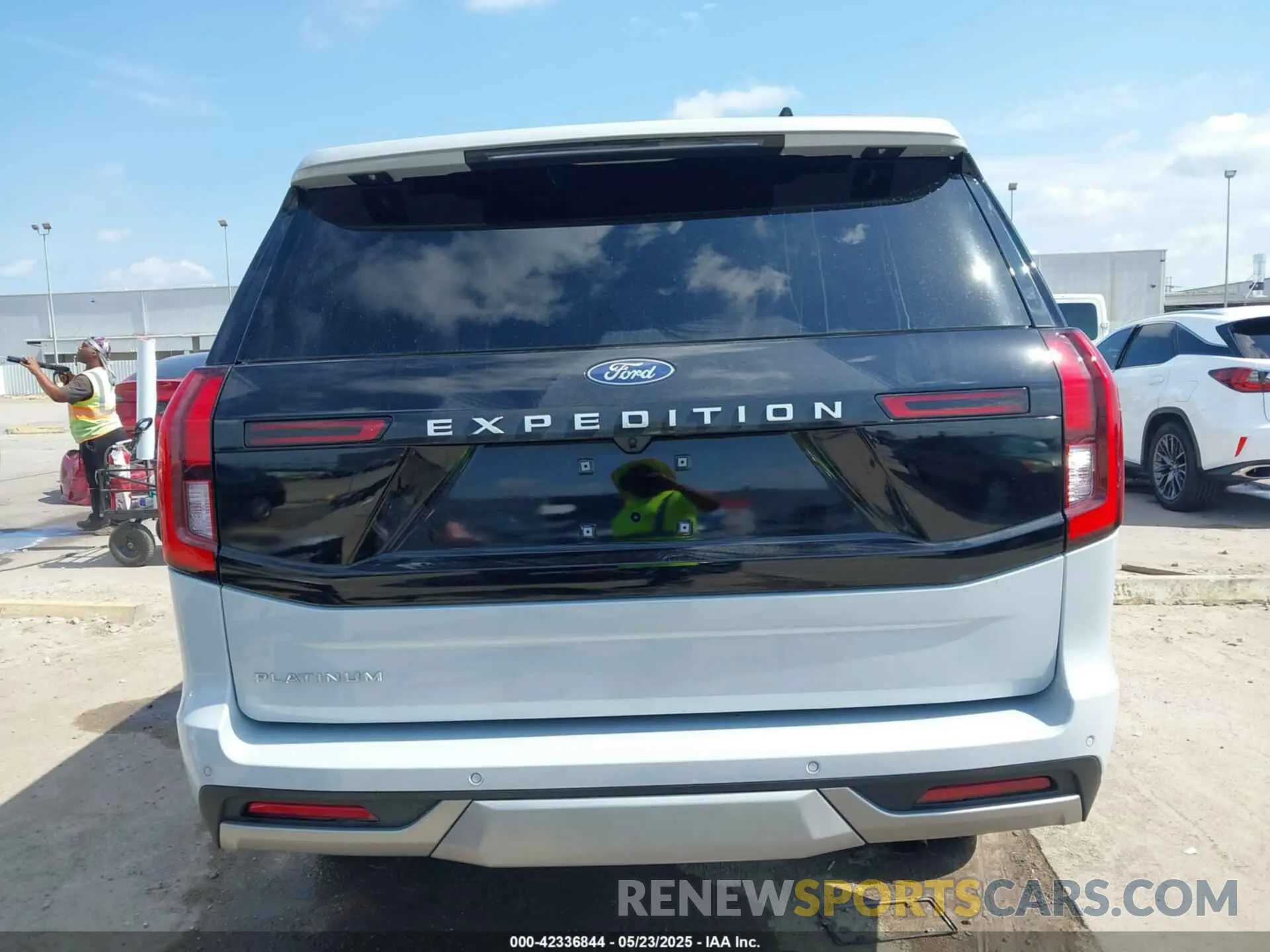 17 Photograph of a damaged car 1FMJU1MG1SEA13900 FORD EXPEDITION 2025