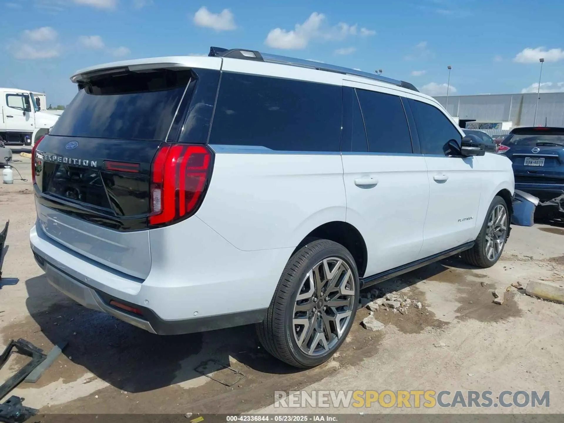 4 Photograph of a damaged car 1FMJU1MG1SEA13900 FORD EXPEDITION 2025