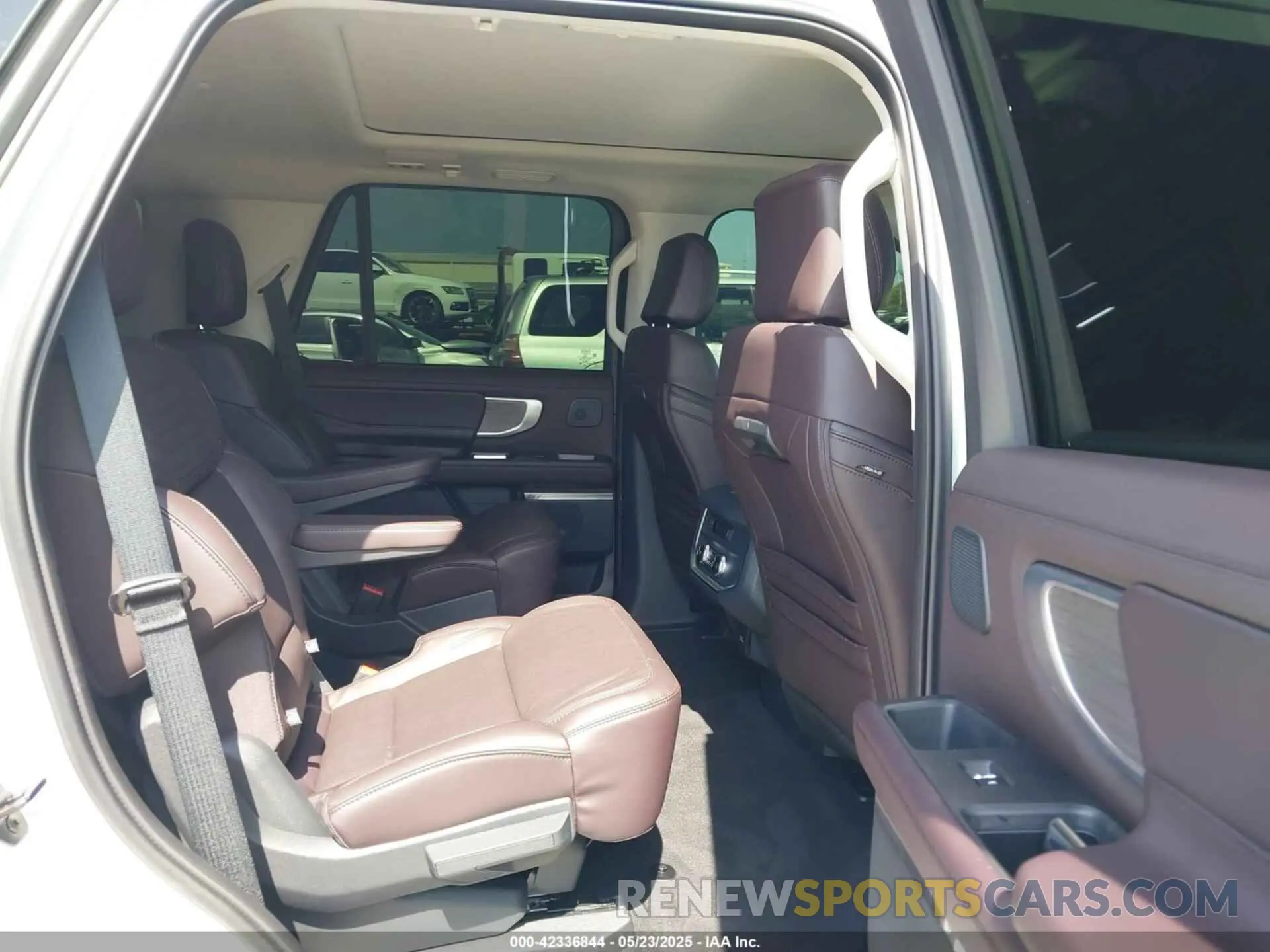8 Photograph of a damaged car 1FMJU1MG1SEA13900 FORD EXPEDITION 2025