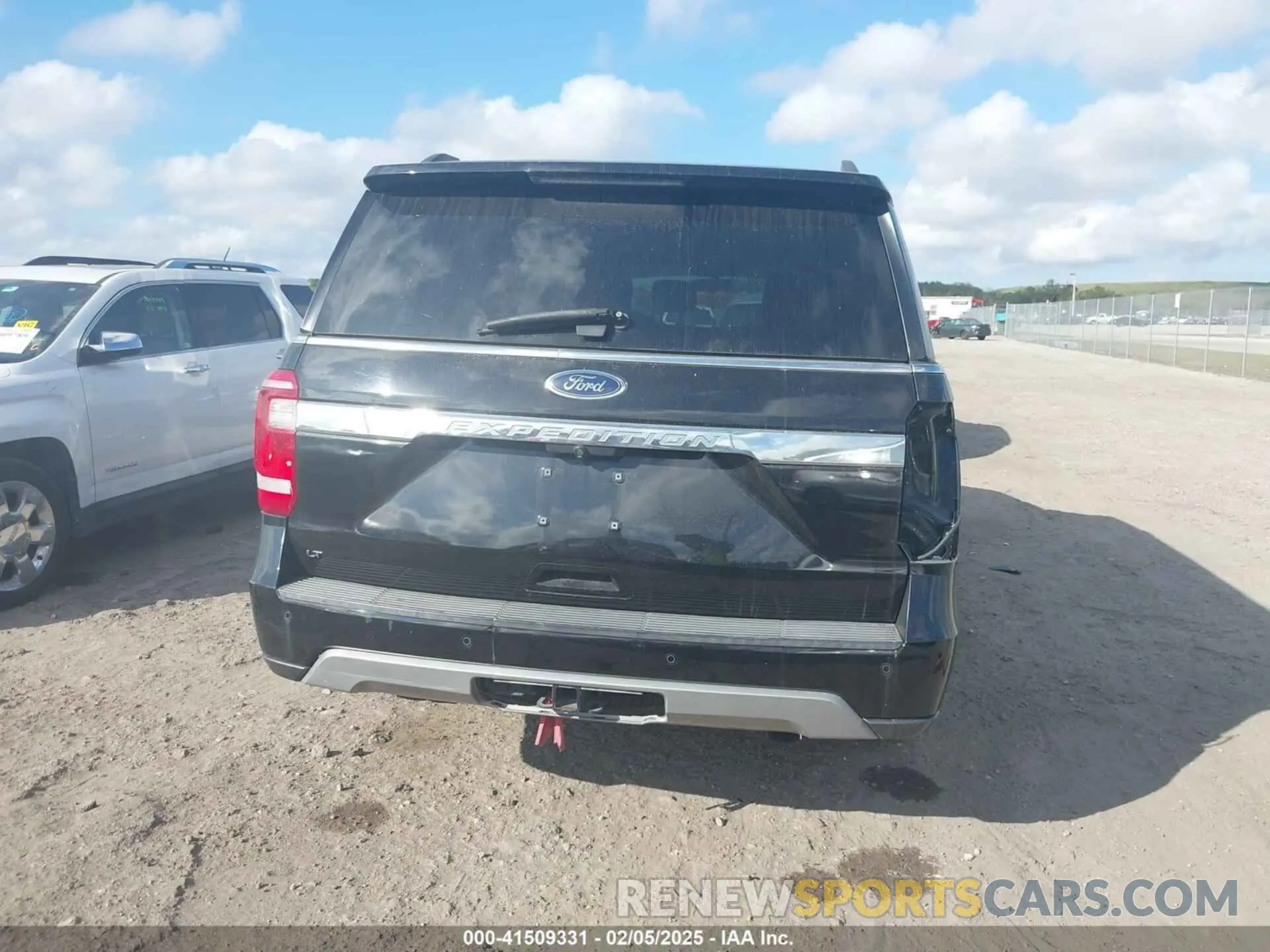 17 Photograph of a damaged car 1FMJK1HT8KEA27743 FORD EXPEDITION MAX 2019