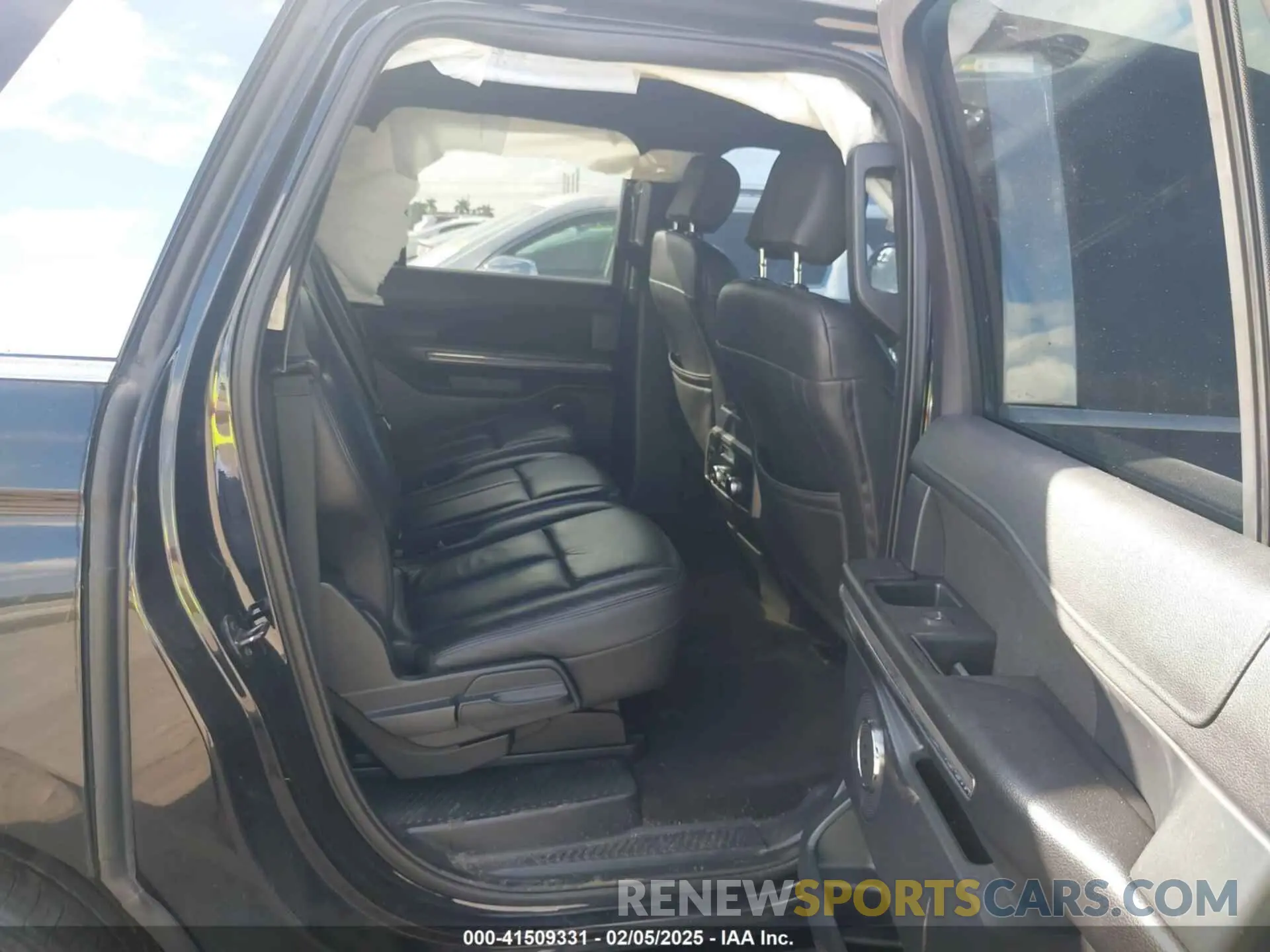 8 Photograph of a damaged car 1FMJK1HT8KEA27743 FORD EXPEDITION MAX 2019