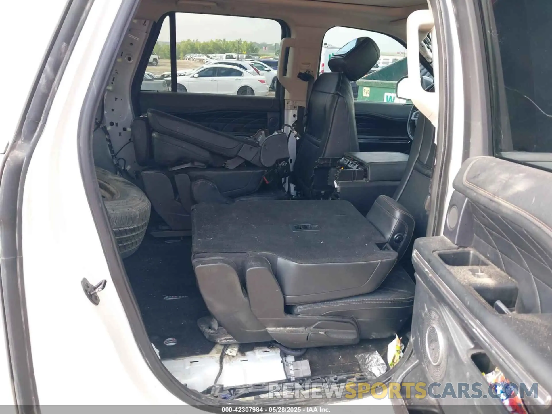 8 Photograph of a damaged car 1FMJK1MT9KEA54634 FORD EXPEDITION MAX 2019