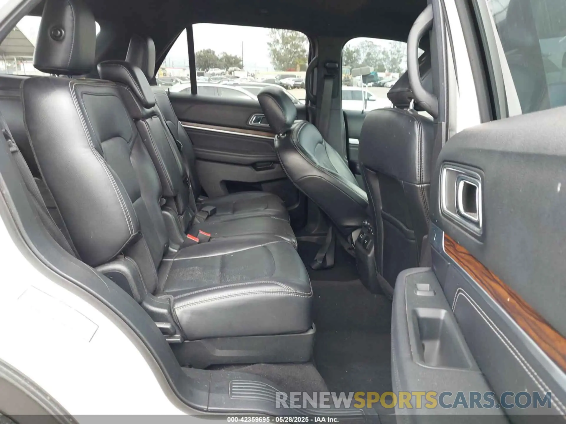 8 Photograph of a damaged car 1FM5K7F81KGB48640 FORD EXPLORER 2019