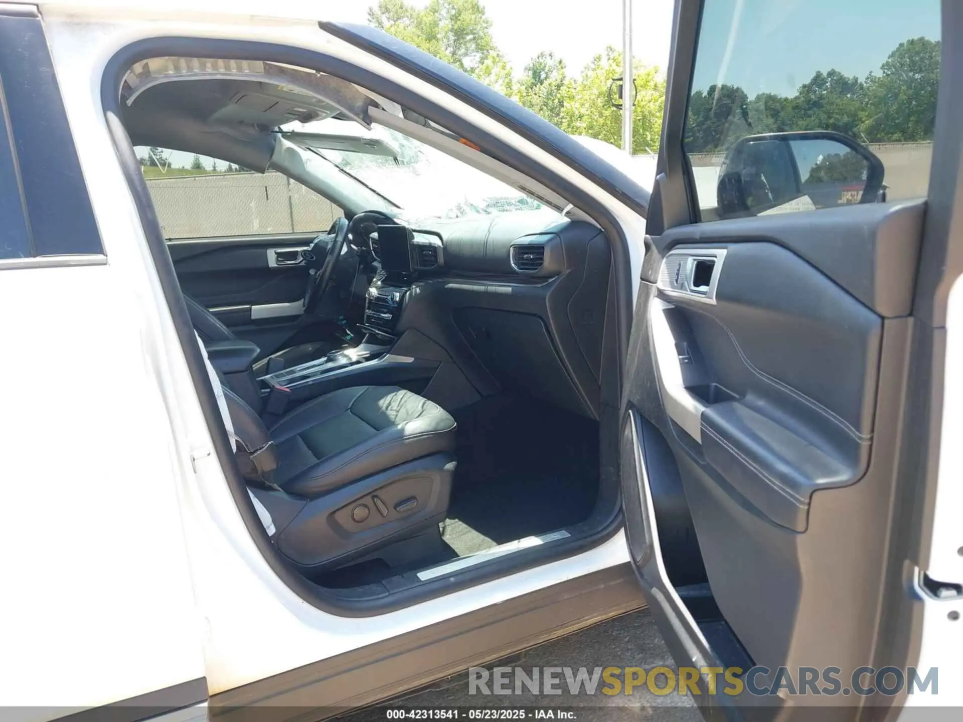 19 Photograph of a damaged car 1FMSK7FHXMGB03671 FORD EXPLORER 2021