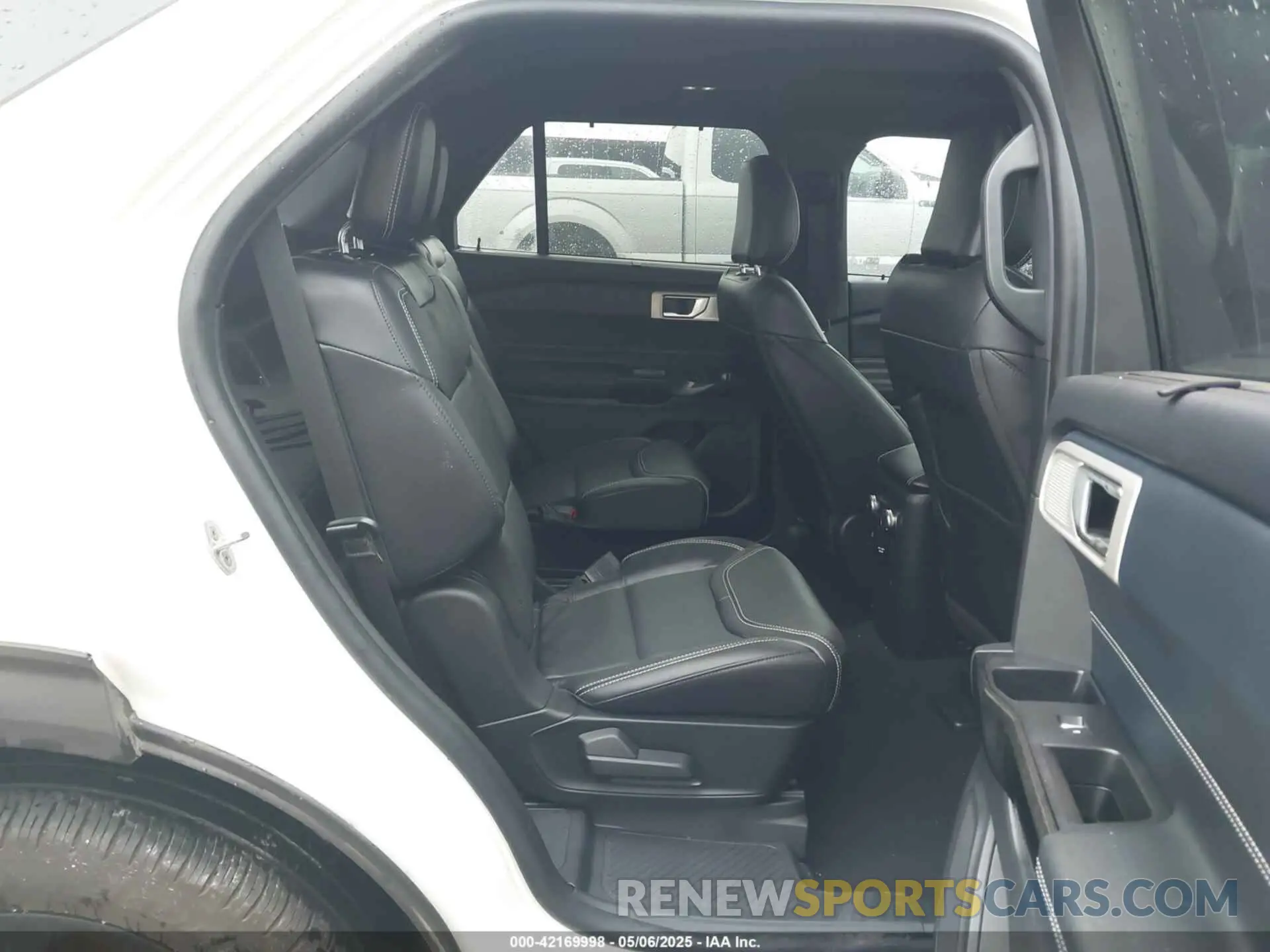 8 Photograph of a damaged car 1FM5K8GC8NGA21381 FORD EXPLORER 2022