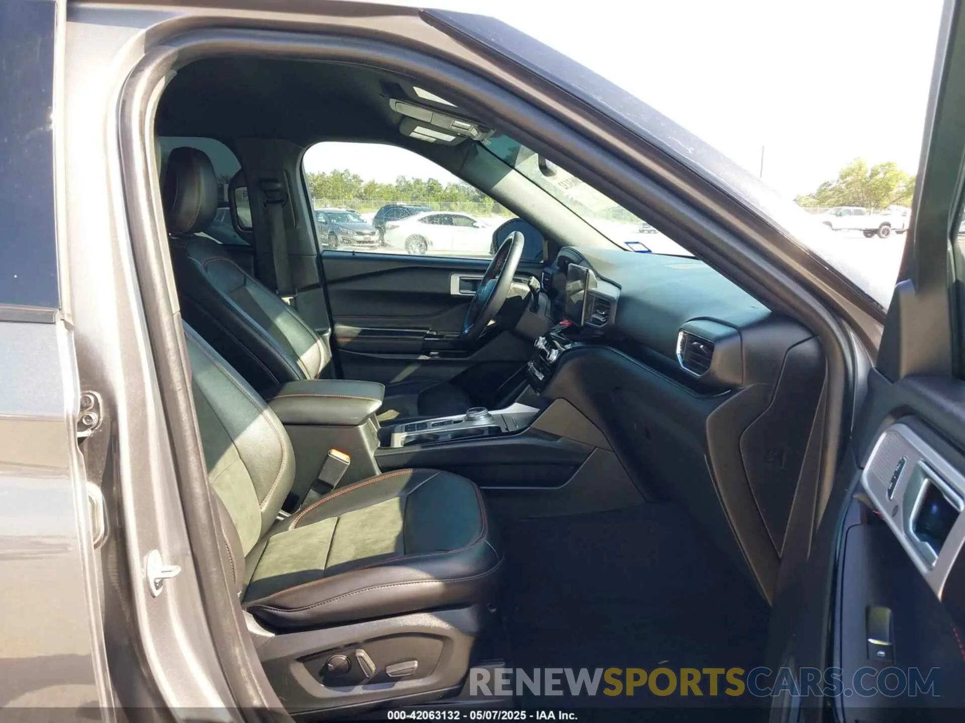 5 Photograph of a damaged car 1FMSK7KH7NGB61924 FORD EXPLORER 2022