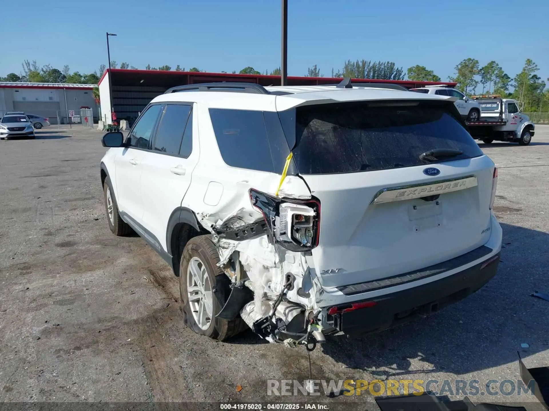 17 Photograph of a damaged car 1FMSK8DH6NGA49828 FORD EXPLORER 2022