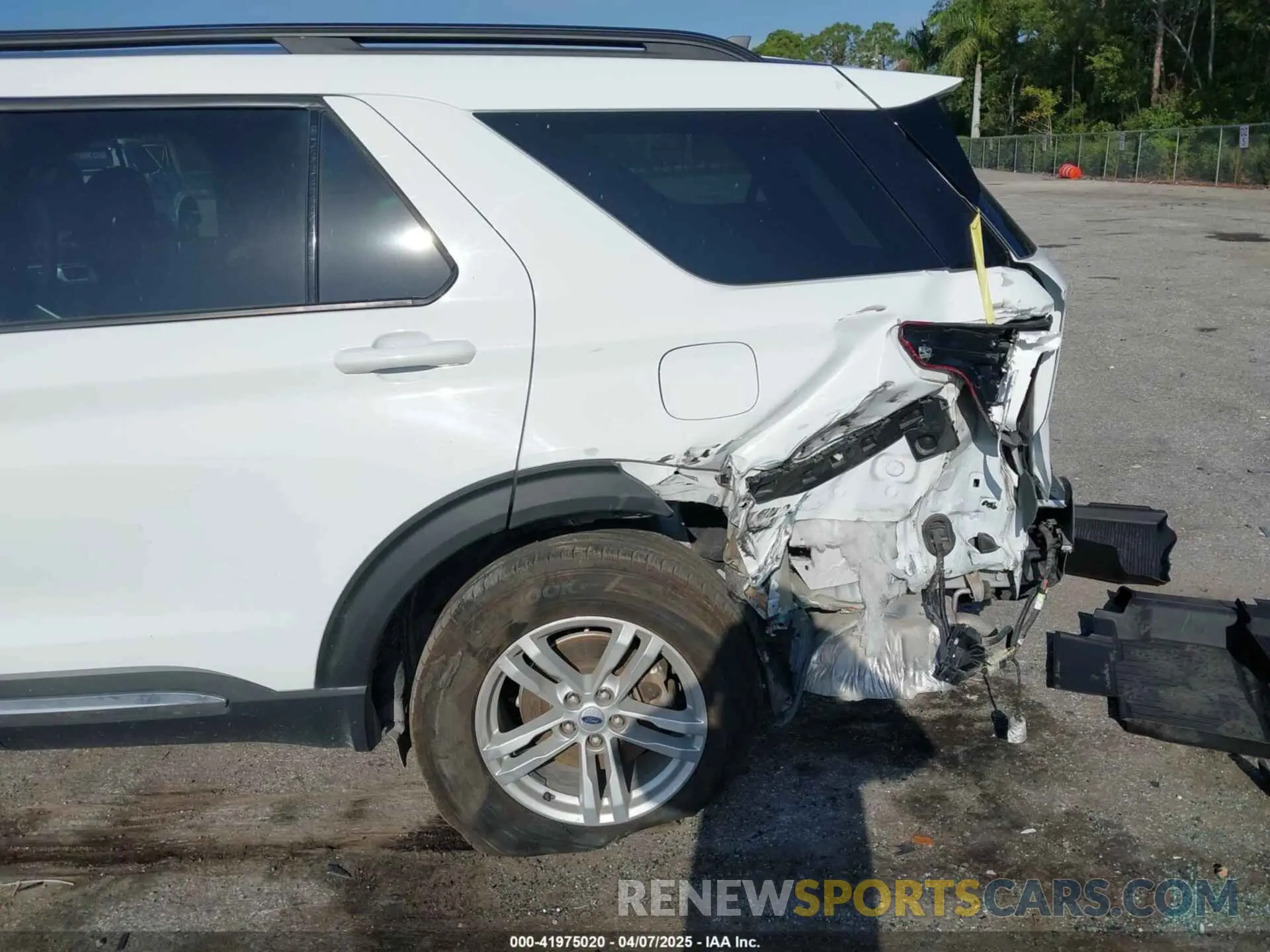 18 Photograph of a damaged car 1FMSK8DH6NGA49828 FORD EXPLORER 2022