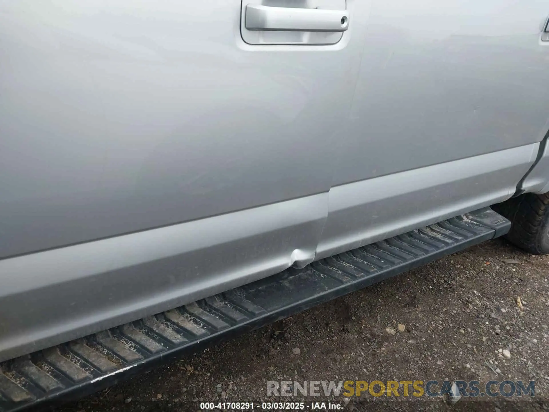 17 Photograph of a damaged car 1FTEW1E45KFB55357 FORD F-150 2019