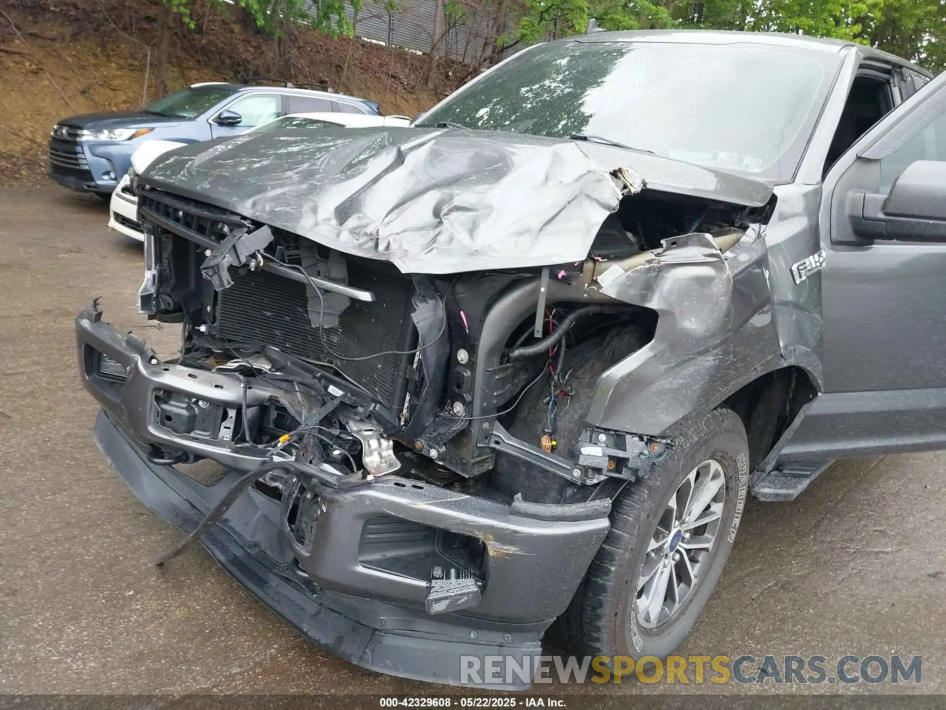 17 Photograph of a damaged car 1FTEX1EP1KFA77120 FORD F-150 2019