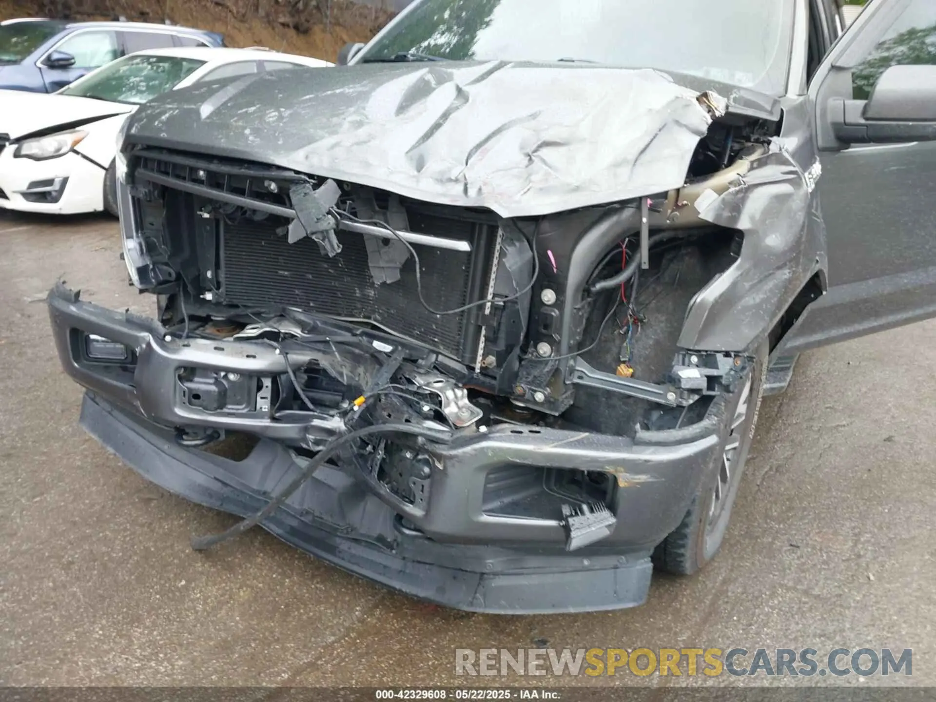 18 Photograph of a damaged car 1FTEX1EP1KFA77120 FORD F-150 2019