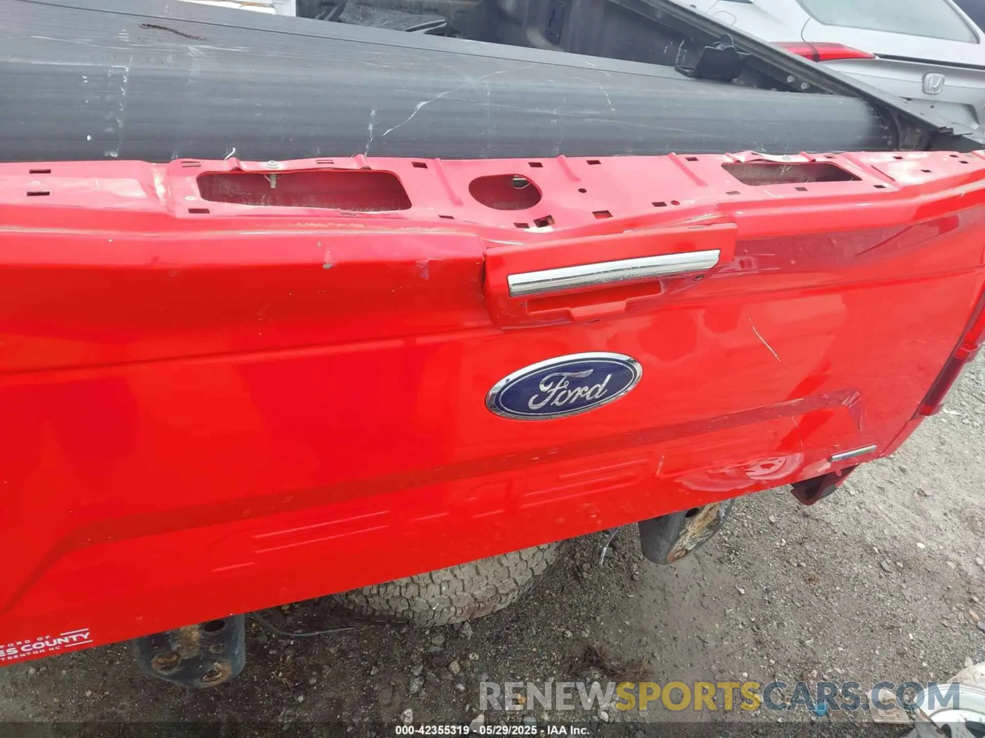 18 Photograph of a damaged car 1FTFW1E48KKC91994 FORD F-150 2019