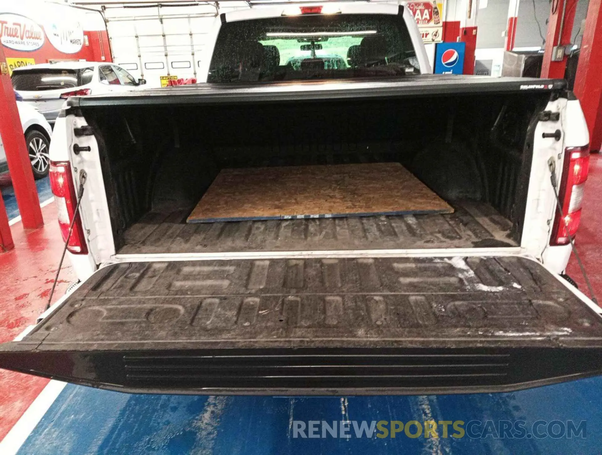 18 Photograph of a damaged car 1FTFW1E50KKD52053 FORD F-150 2019