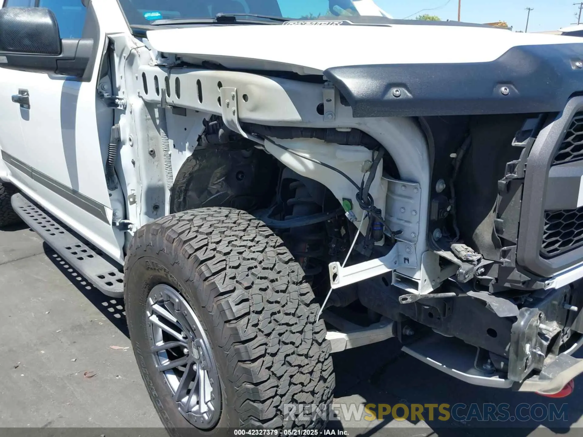 18 Photograph of a damaged car 1FTFW1RG4KFC09076 FORD F-150 2019