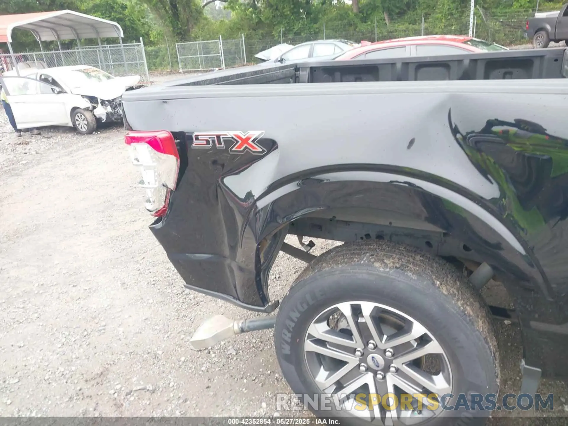 18 Photograph of a damaged car 1FTEW1CP8NFB78472 FORD F-150 2022