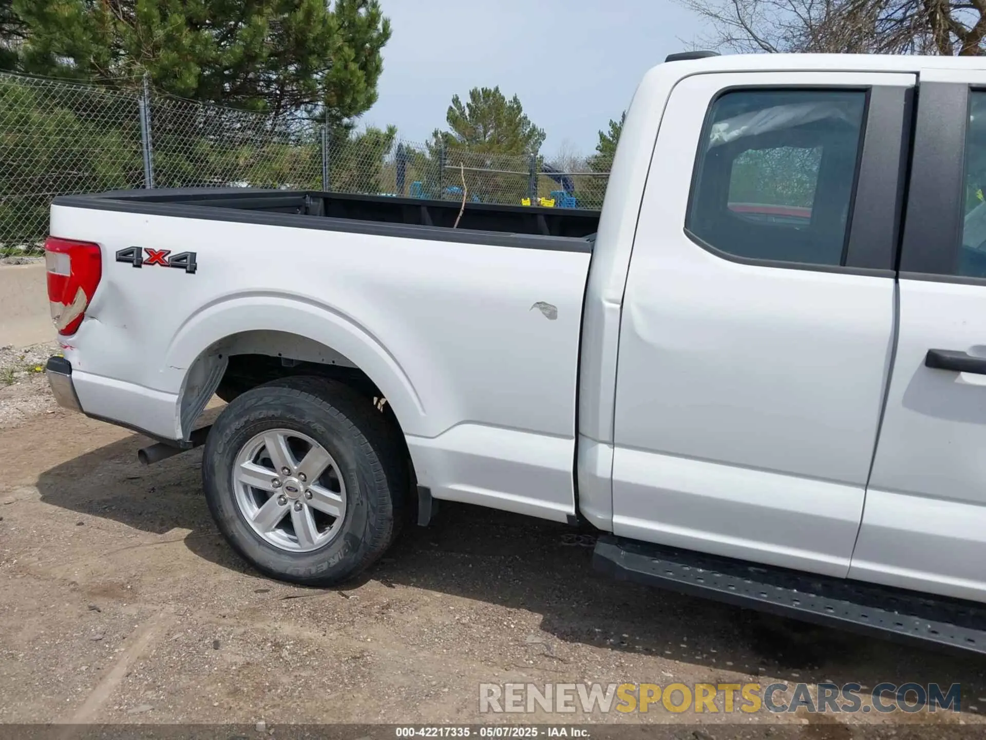 17 Photograph of a damaged car 1FTEX1EB8NKF26762 FORD F-150 2022