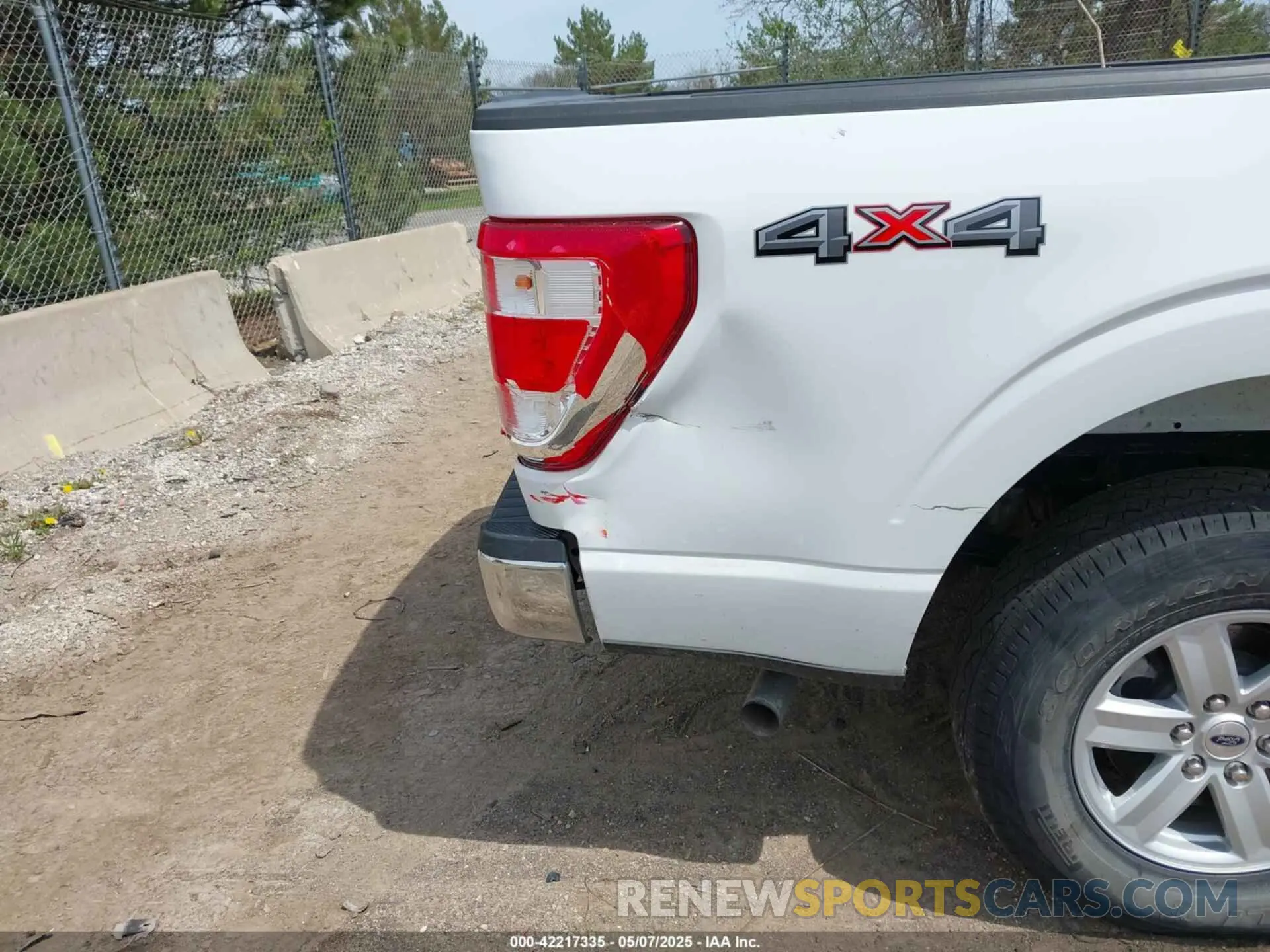 18 Photograph of a damaged car 1FTEX1EB8NKF26762 FORD F-150 2022