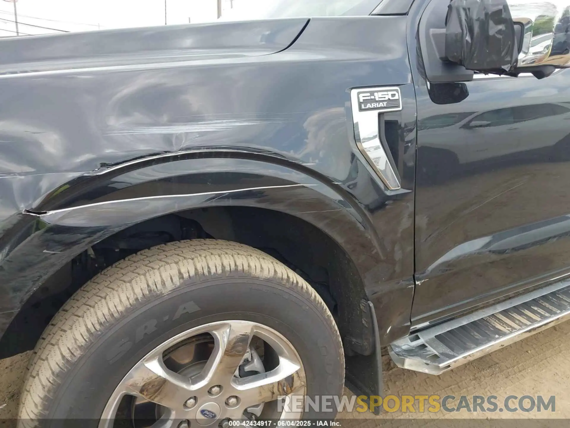 17 Photograph of a damaged car 1FTFW1E55NFB70376 FORD F-150 2022
