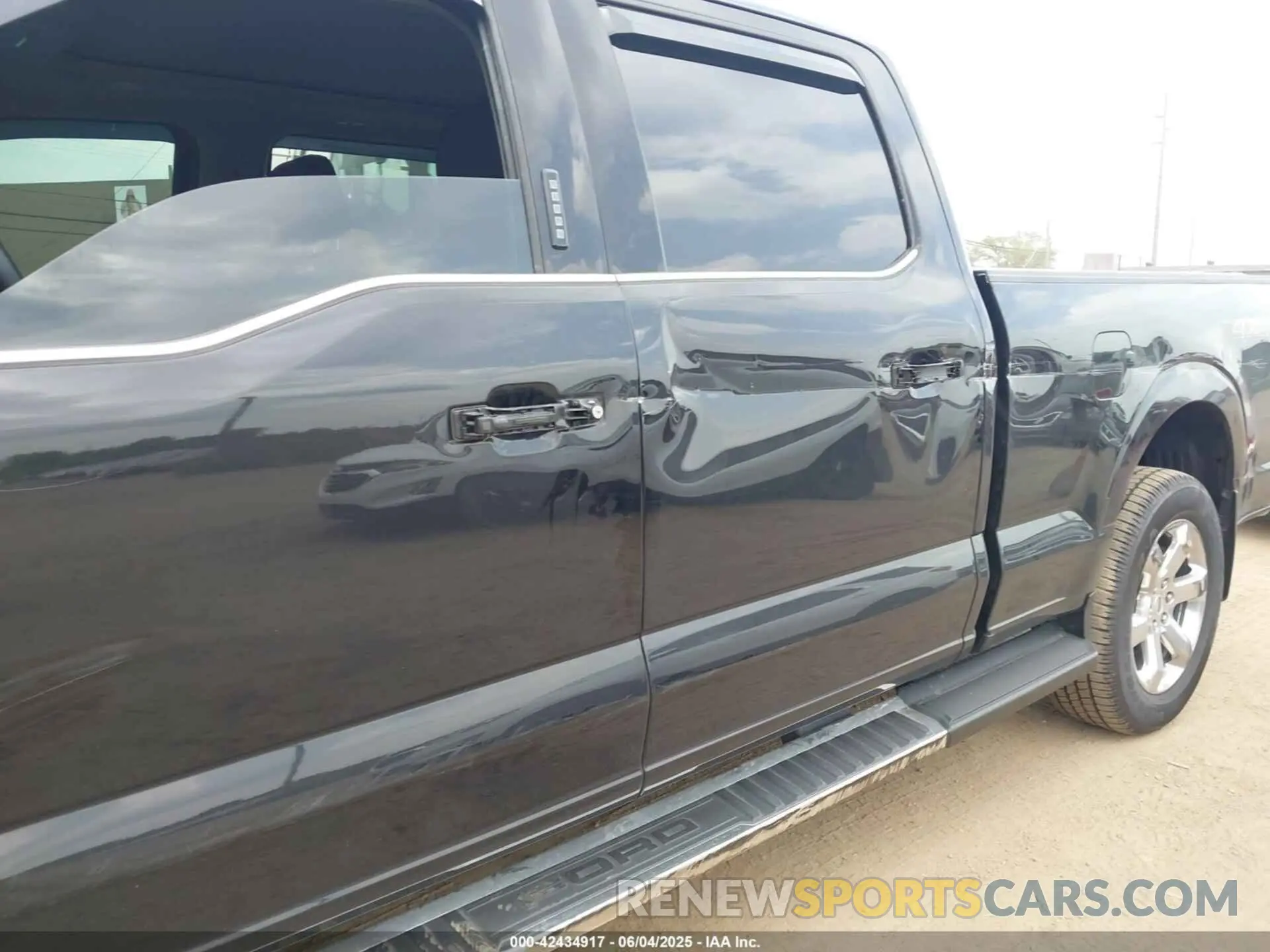 18 Photograph of a damaged car 1FTFW1E55NFB70376 FORD F-150 2022