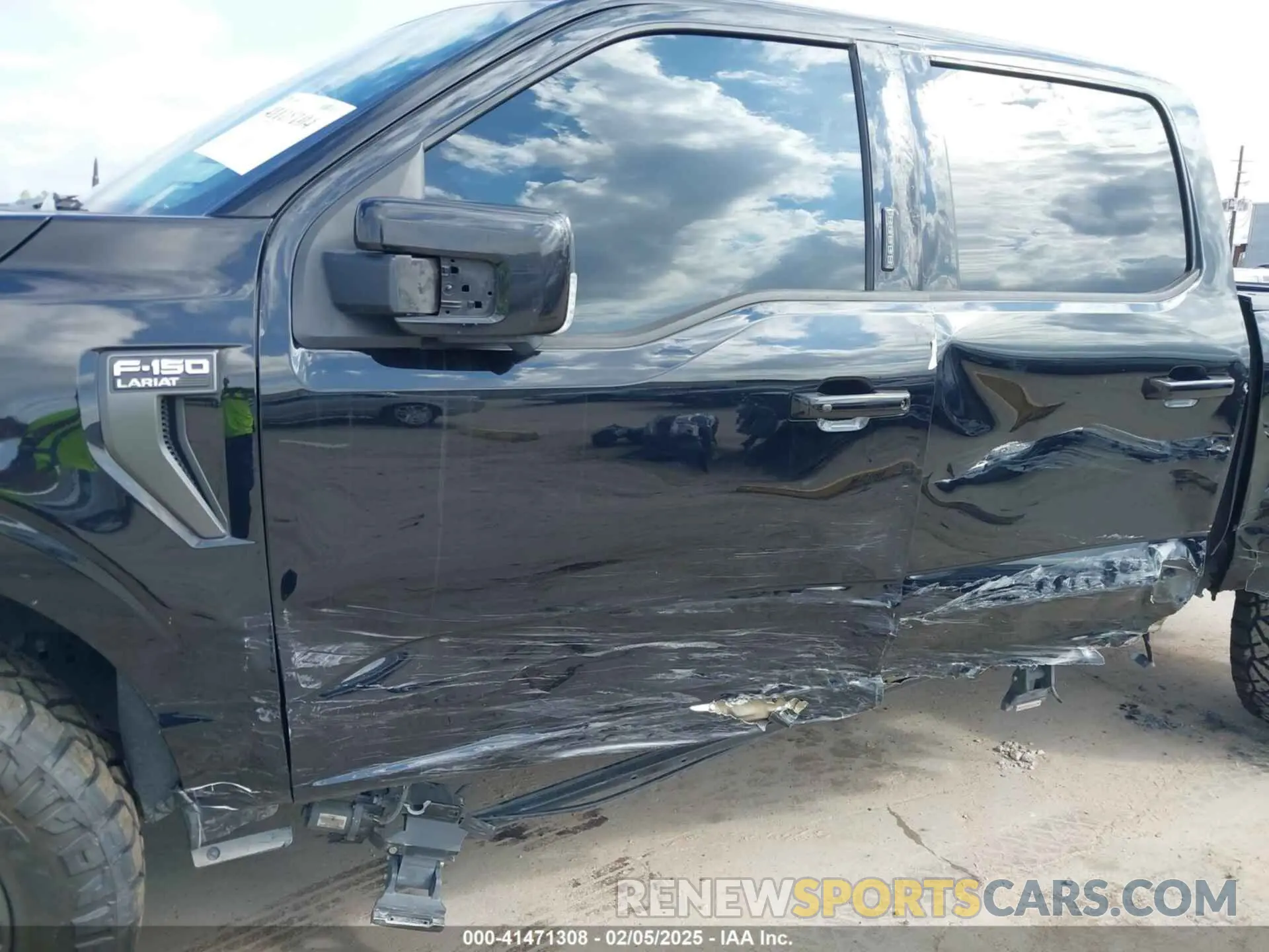 19 Photograph of a damaged car 1FTFW1E84NFA69310 FORD F-150 2022
