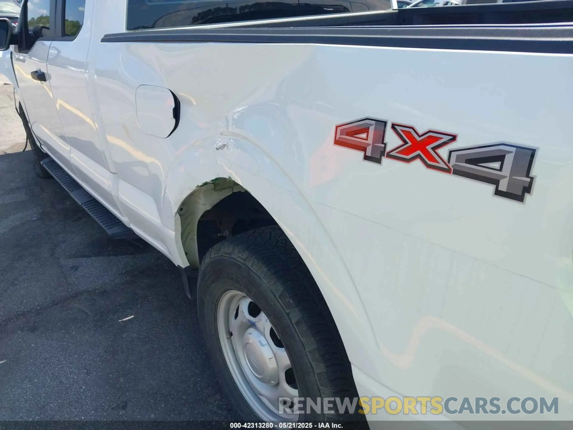 17 Photograph of a damaged car 1FTFX1E58NFB73477 FORD F-150 2022