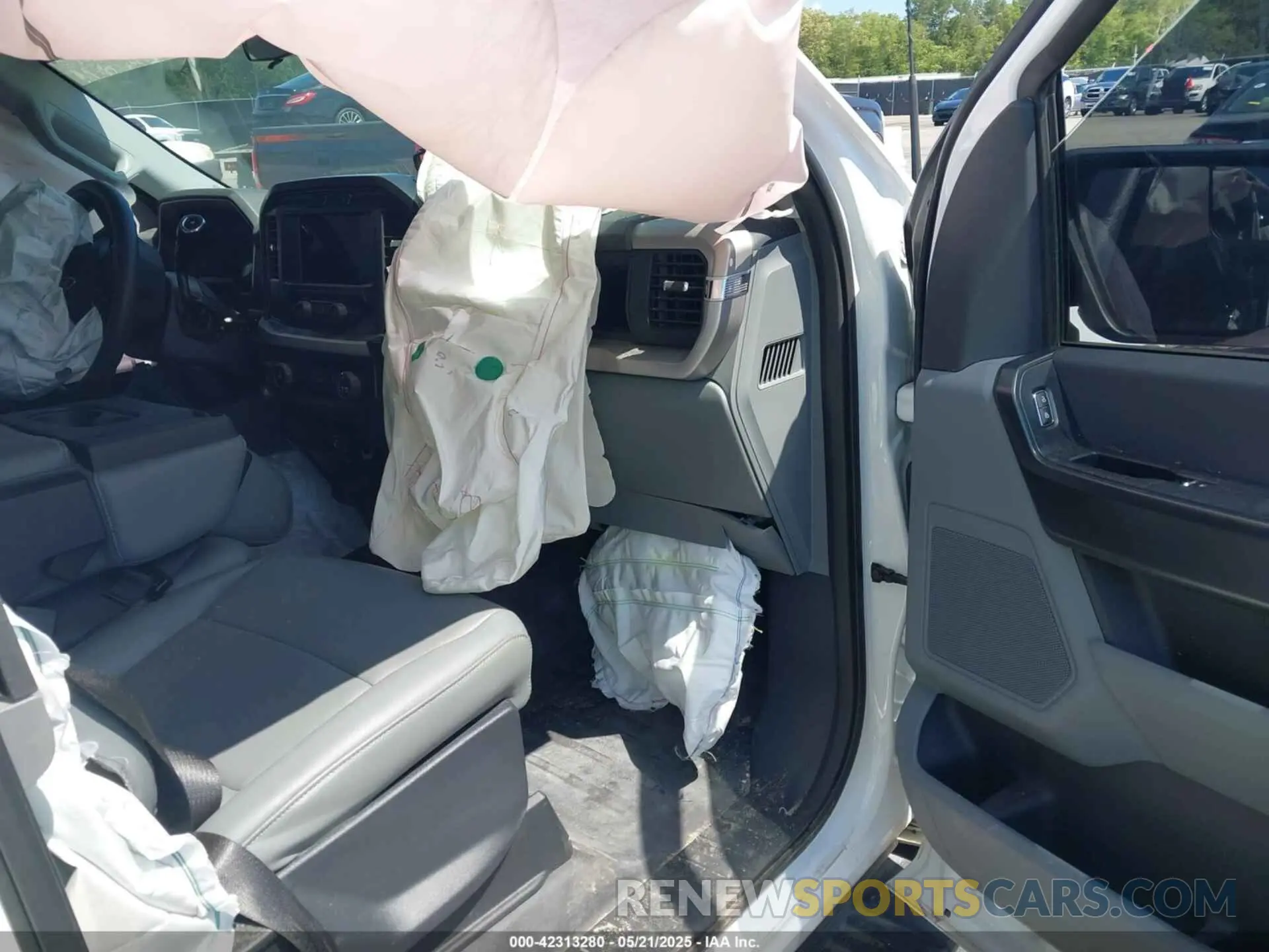 5 Photograph of a damaged car 1FTFX1E58NFB73477 FORD F-150 2022