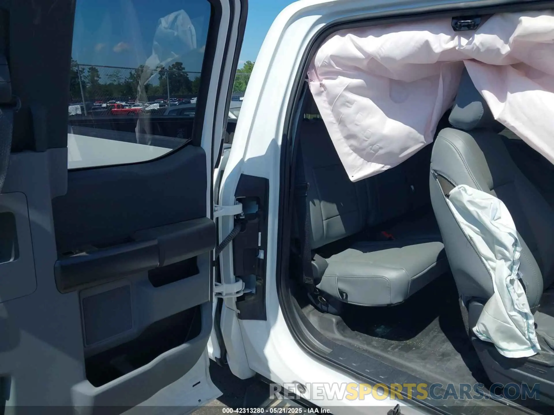 8 Photograph of a damaged car 1FTFX1E58NFB73477 FORD F-150 2022