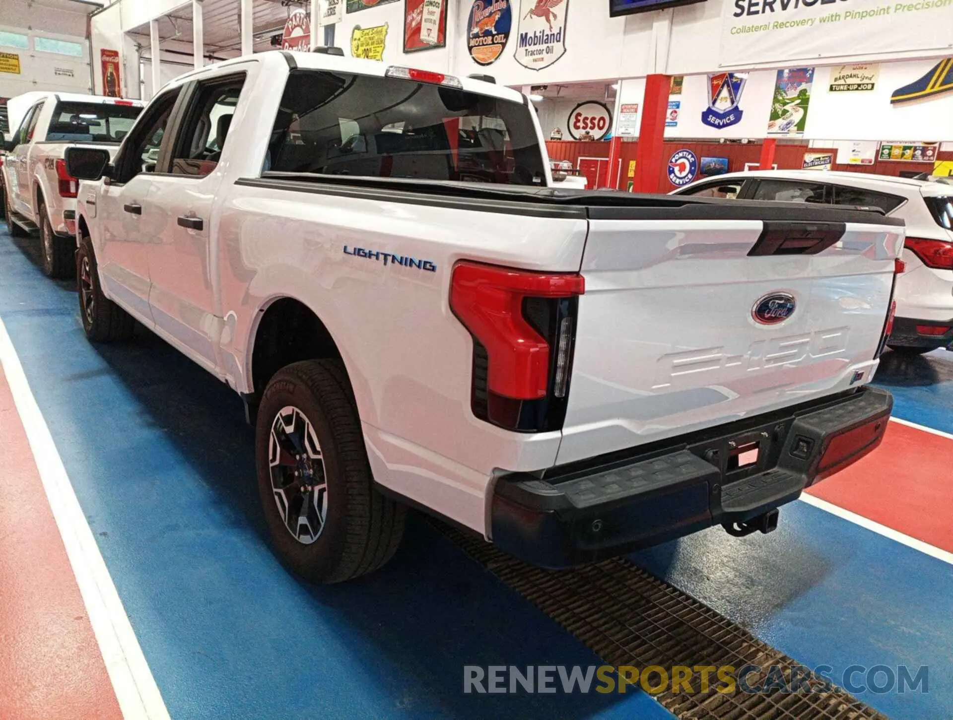 16 Photograph of a damaged car 1FTVW1EL6NWG14889 FORD F-150 LIGHTNING 2022
