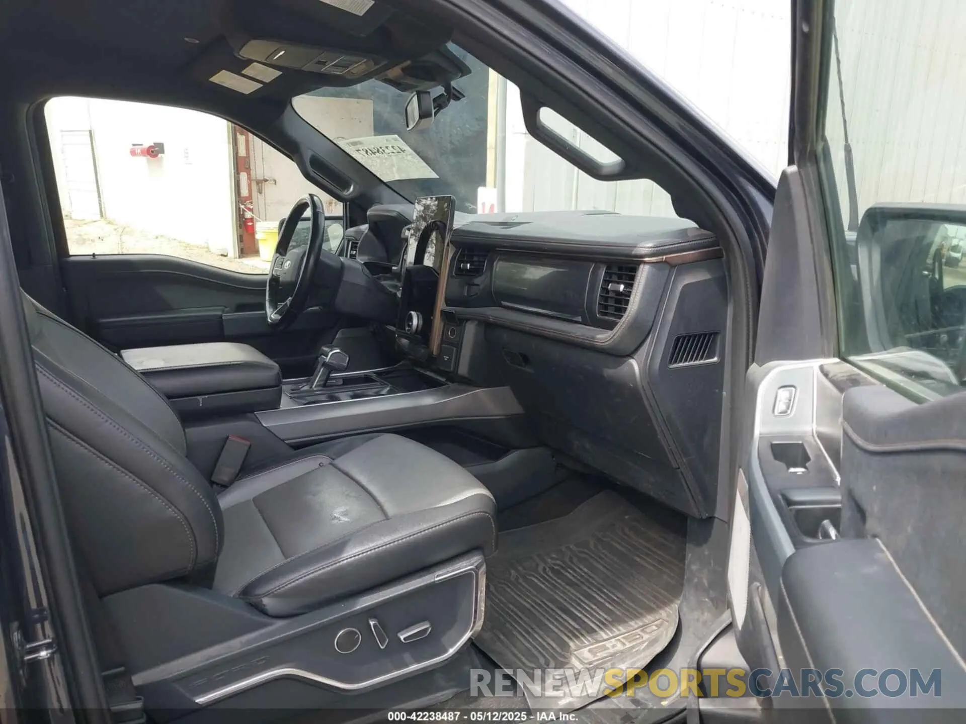 5 Photograph of a damaged car 1FTVW1EL8NWG14716 FORD F-150 LIGHTNING 2022