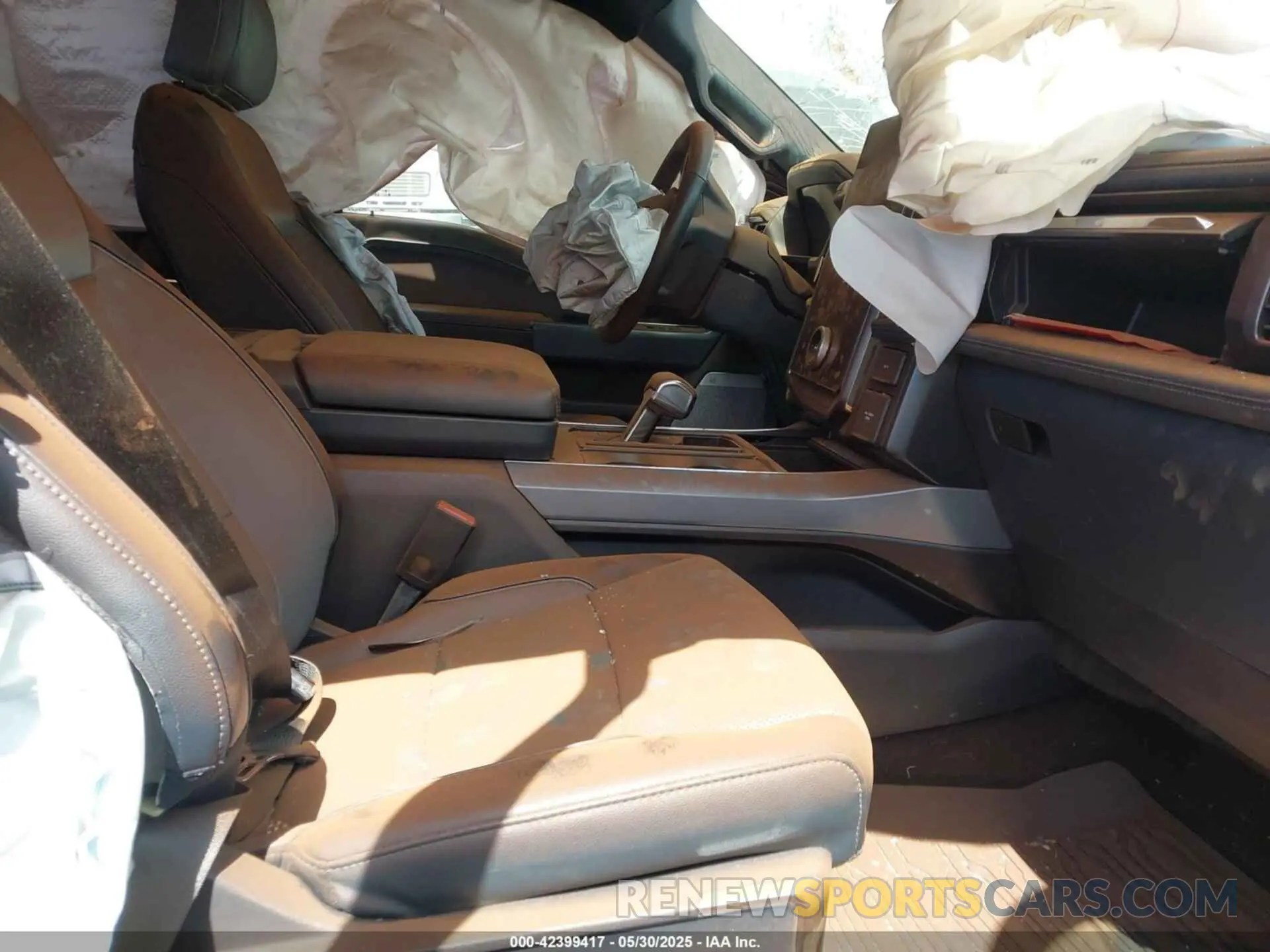 5 Photograph of a damaged car 1FTVW1EL9NWG15390 FORD F-150 LIGHTNING 2022