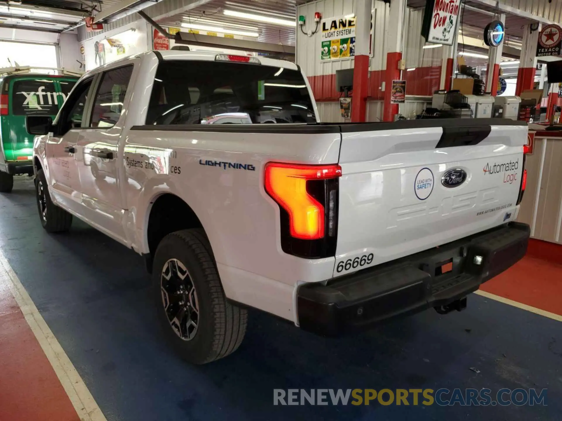 17 Photograph of a damaged car 1FTVW1ELXNWG14877 FORD F-150 LIGHTNING 2022