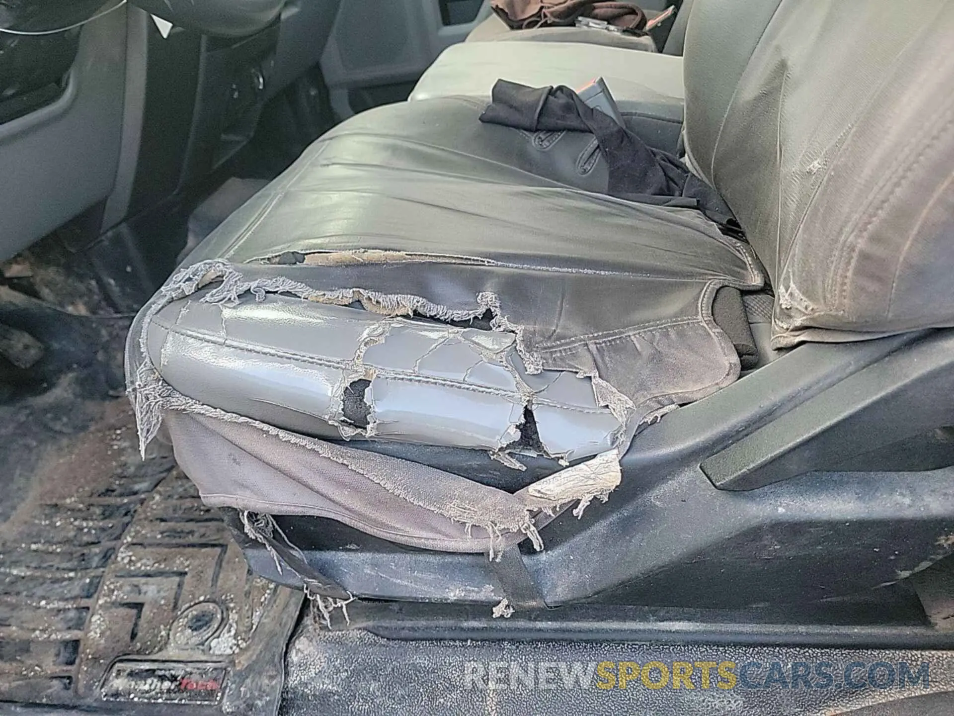 33 Photograph of a damaged car 1FT7W2B60KED86550 FORD F-250 2019