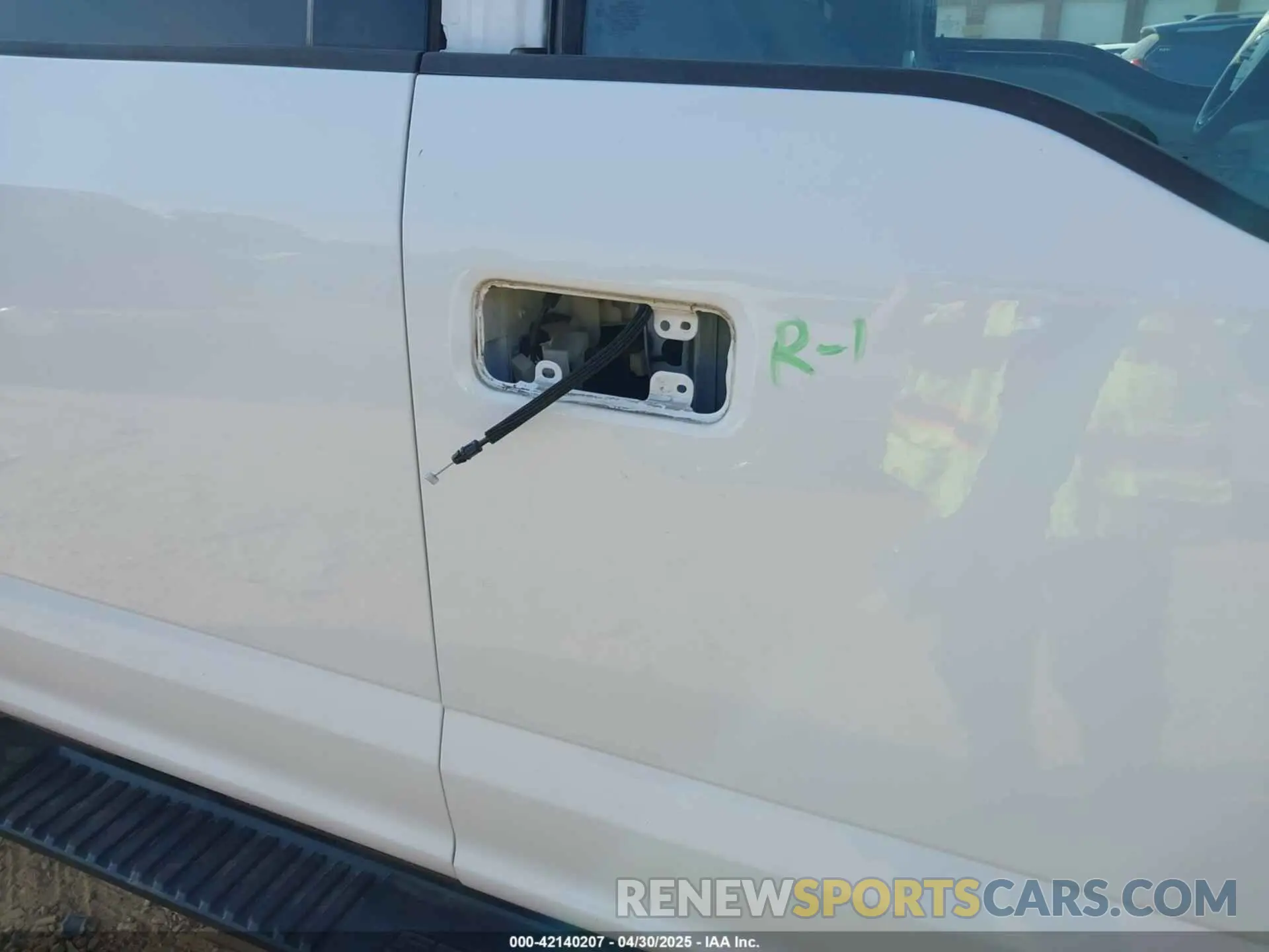 18 Photograph of a damaged car 1FT7W2BT4KEE35979 FORD F-250 2019