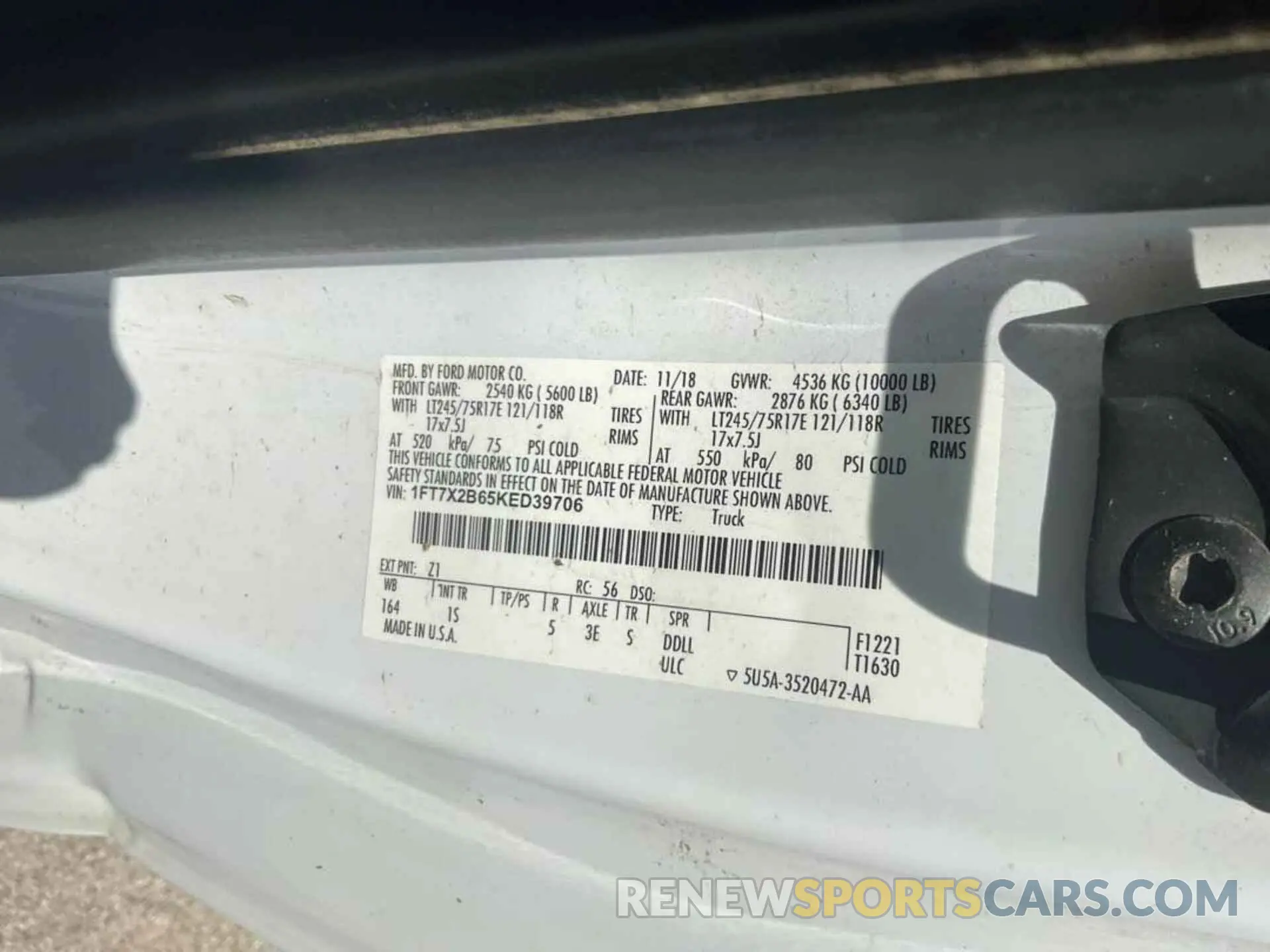 18 Photograph of a damaged car 1FT7X2B65KED39706 FORD F-250 2019