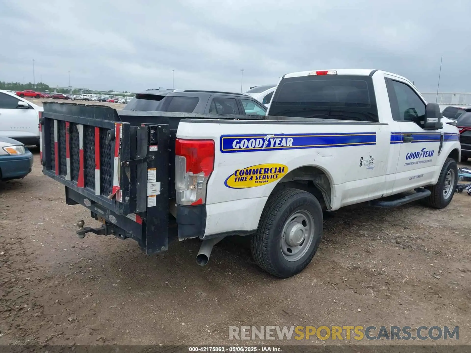 4 Photograph of a damaged car 1FTBF2A65KEC61863 FORD F-250 2019