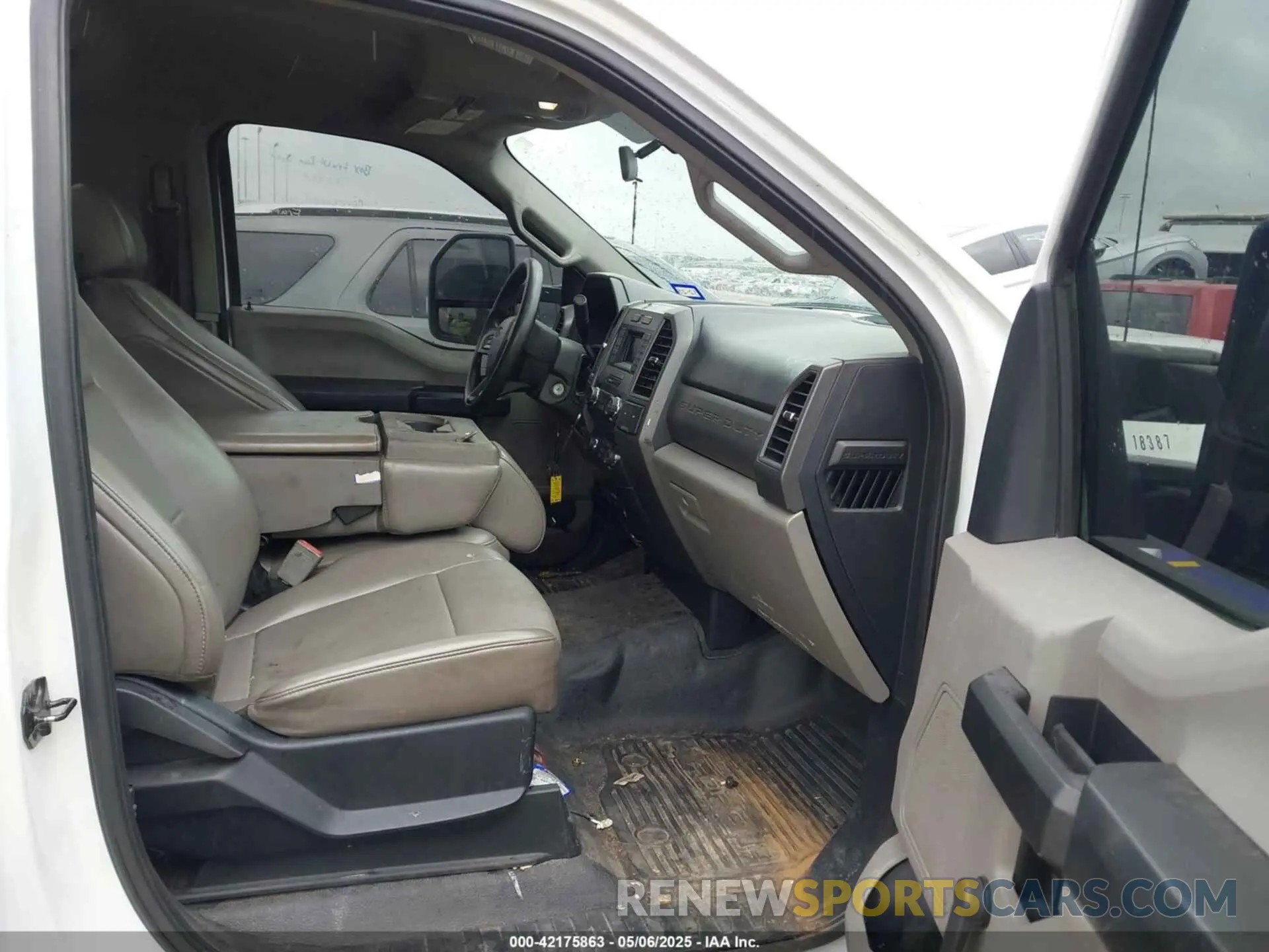 5 Photograph of a damaged car 1FTBF2A65KEC61863 FORD F-250 2019