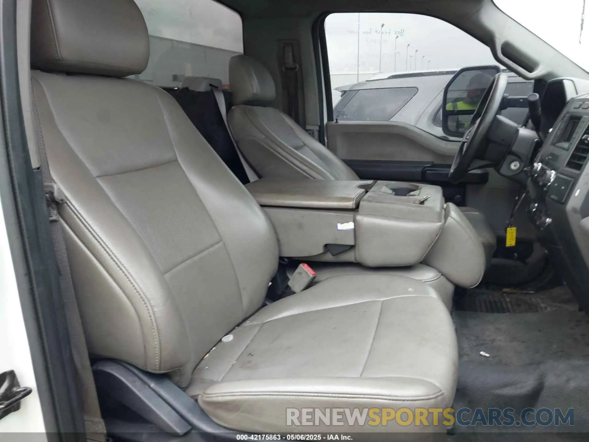 8 Photograph of a damaged car 1FTBF2A65KEC61863 FORD F-250 2019