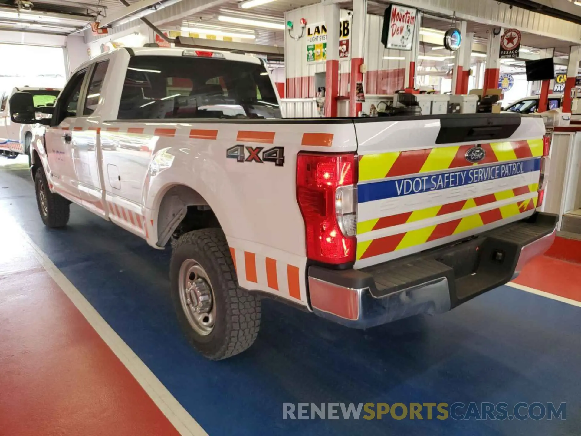 25 Photograph of a damaged car 1FT7X2BT9LEE50475 FORD F-250 2020