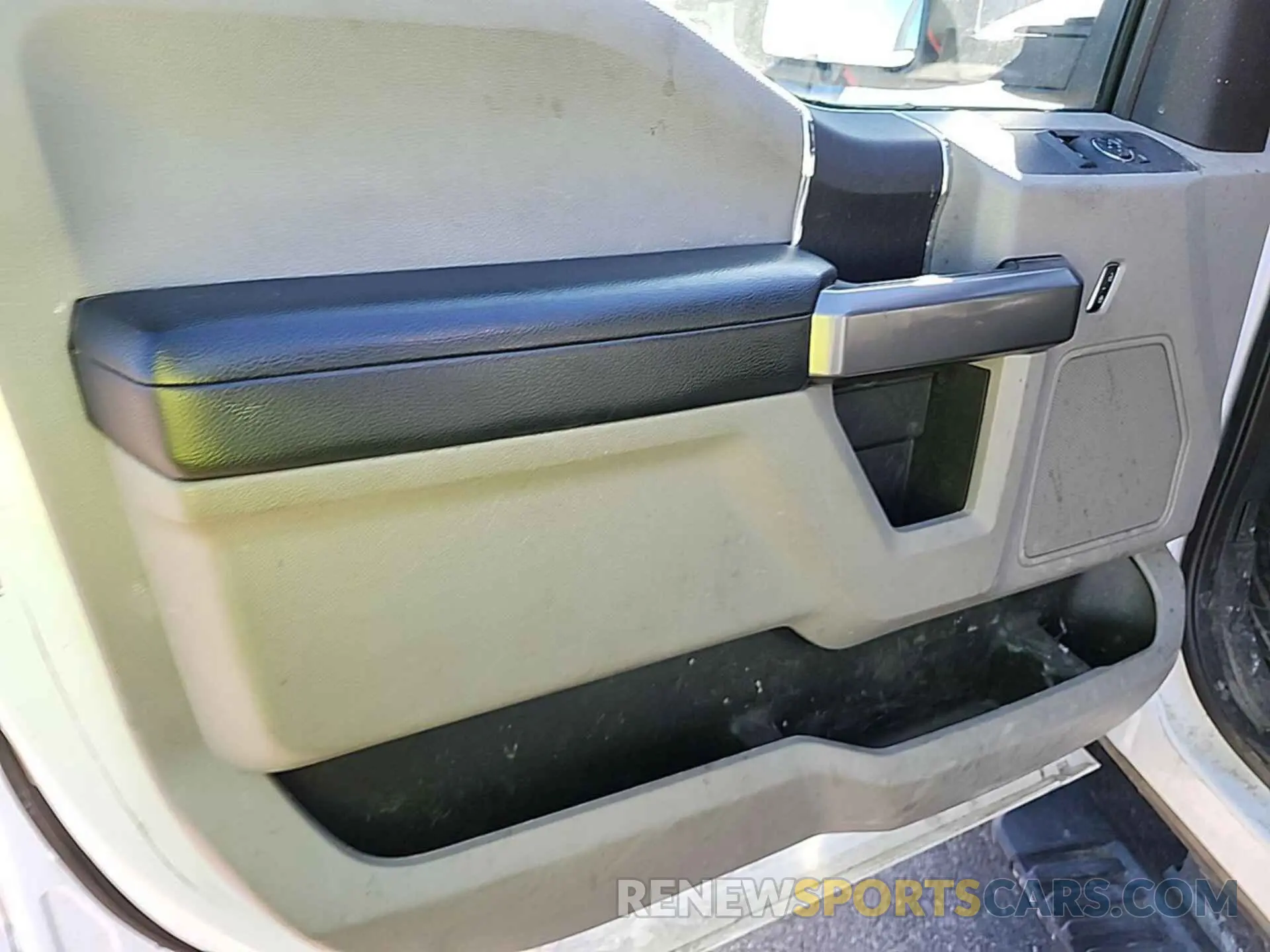 25 Photograph of a damaged car 1FTBF2A60LED41489 FORD F-250 2020