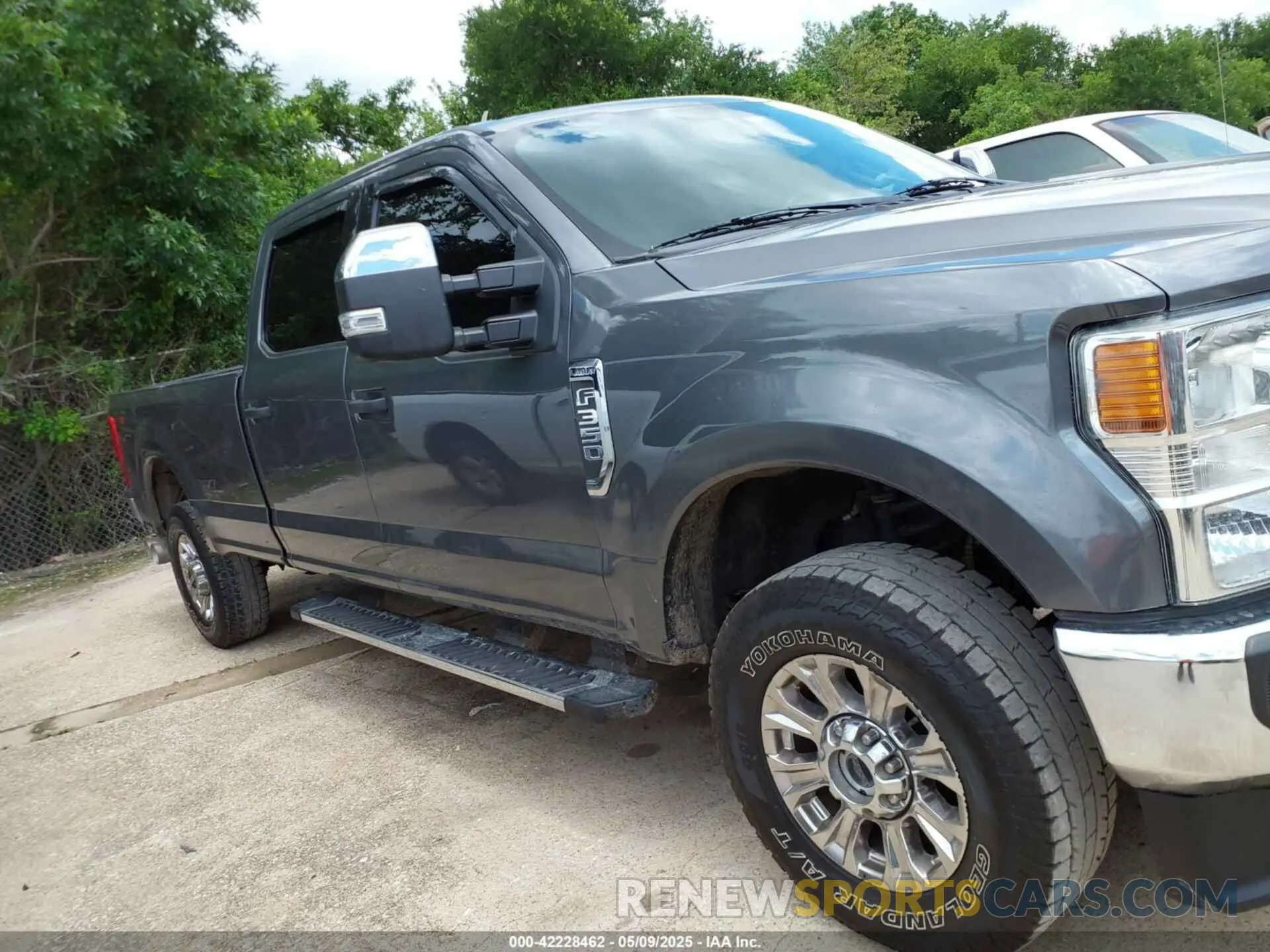 13 Photograph of a damaged car 1FT8W2BT5NEE37233 FORD F-250 2022