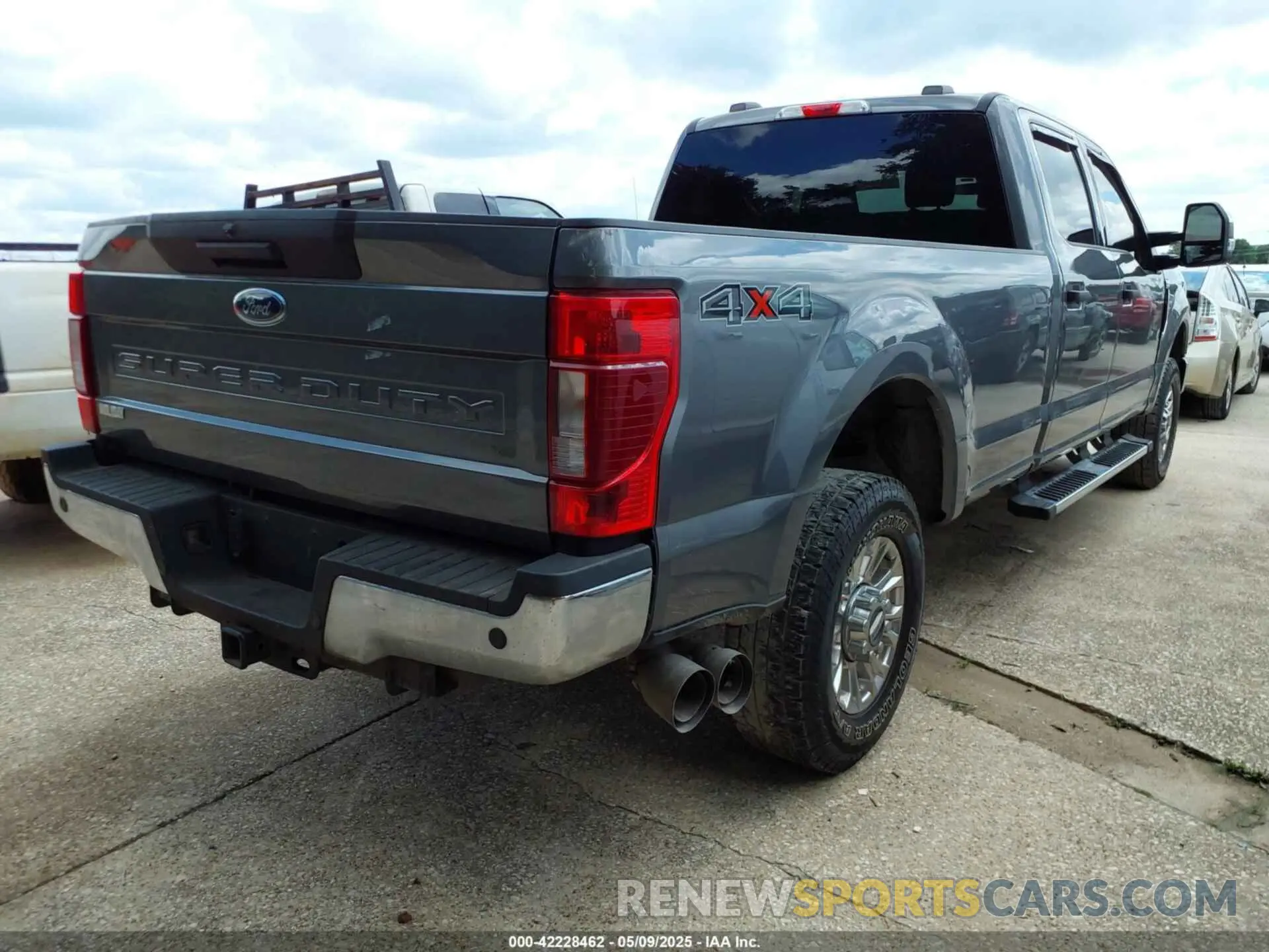 4 Photograph of a damaged car 1FT8W2BT5NEE37233 FORD F-250 2022