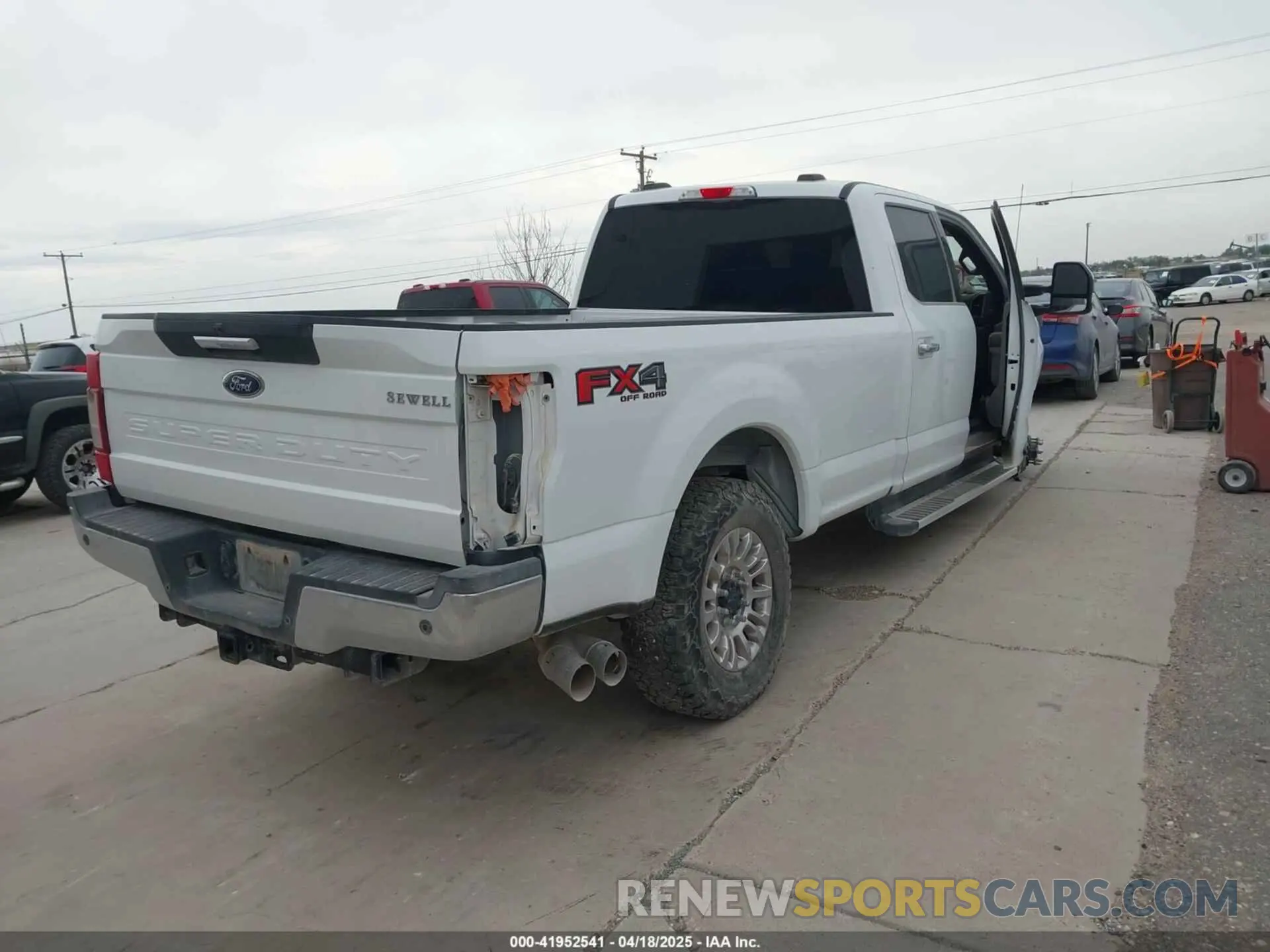 4 Photograph of a damaged car 1FT8W2BT5NEE93320 FORD F-250 2022