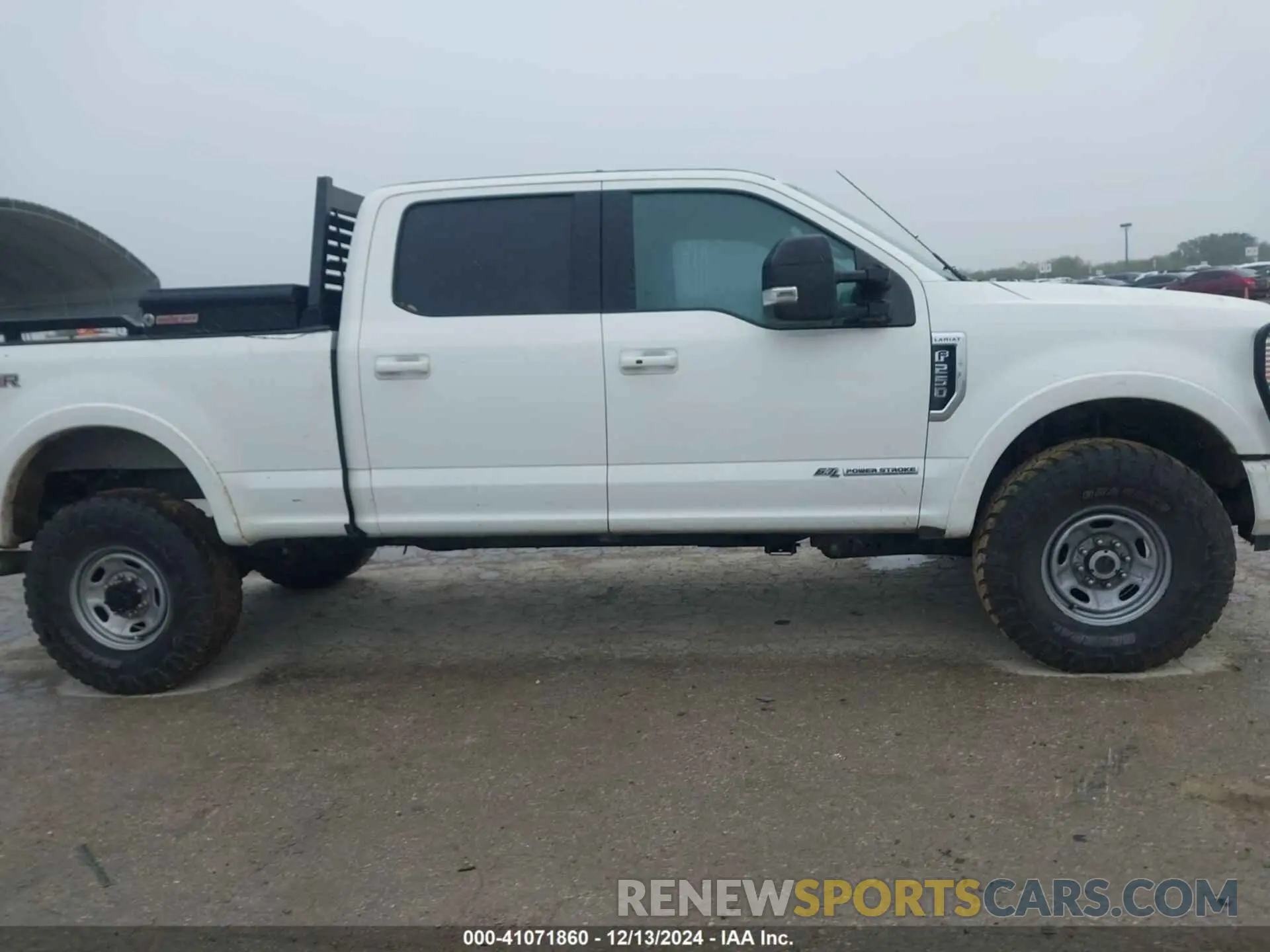 13 Photograph of a damaged car 1FT8W2BTXNEE65190 FORD F-250 2022