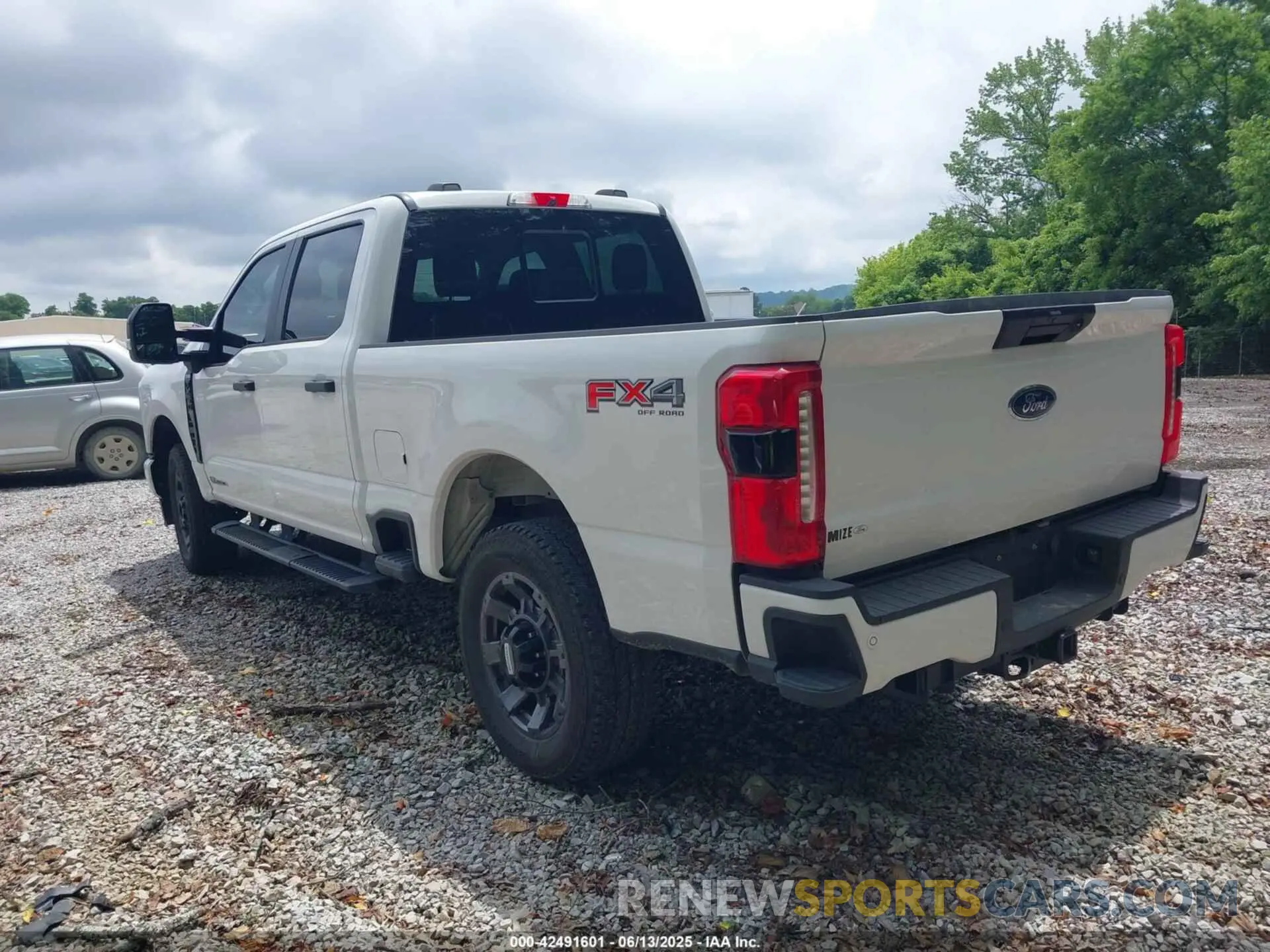 3 Photograph of a damaged car 1FT8W2BT1REE33279 FORD F-250 2024