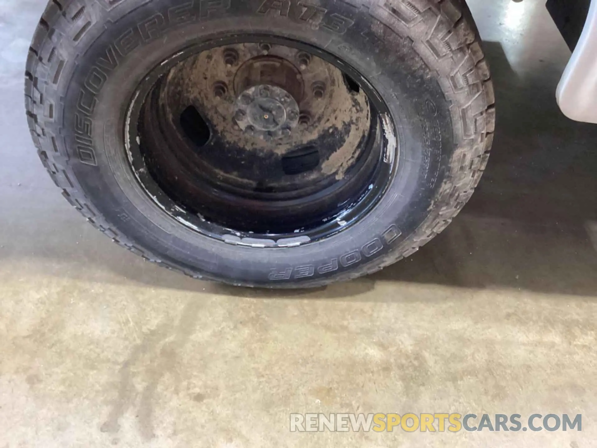 32 Photograph of a damaged car 1FD8W3DT5KEG49561 FORD F-350 2019