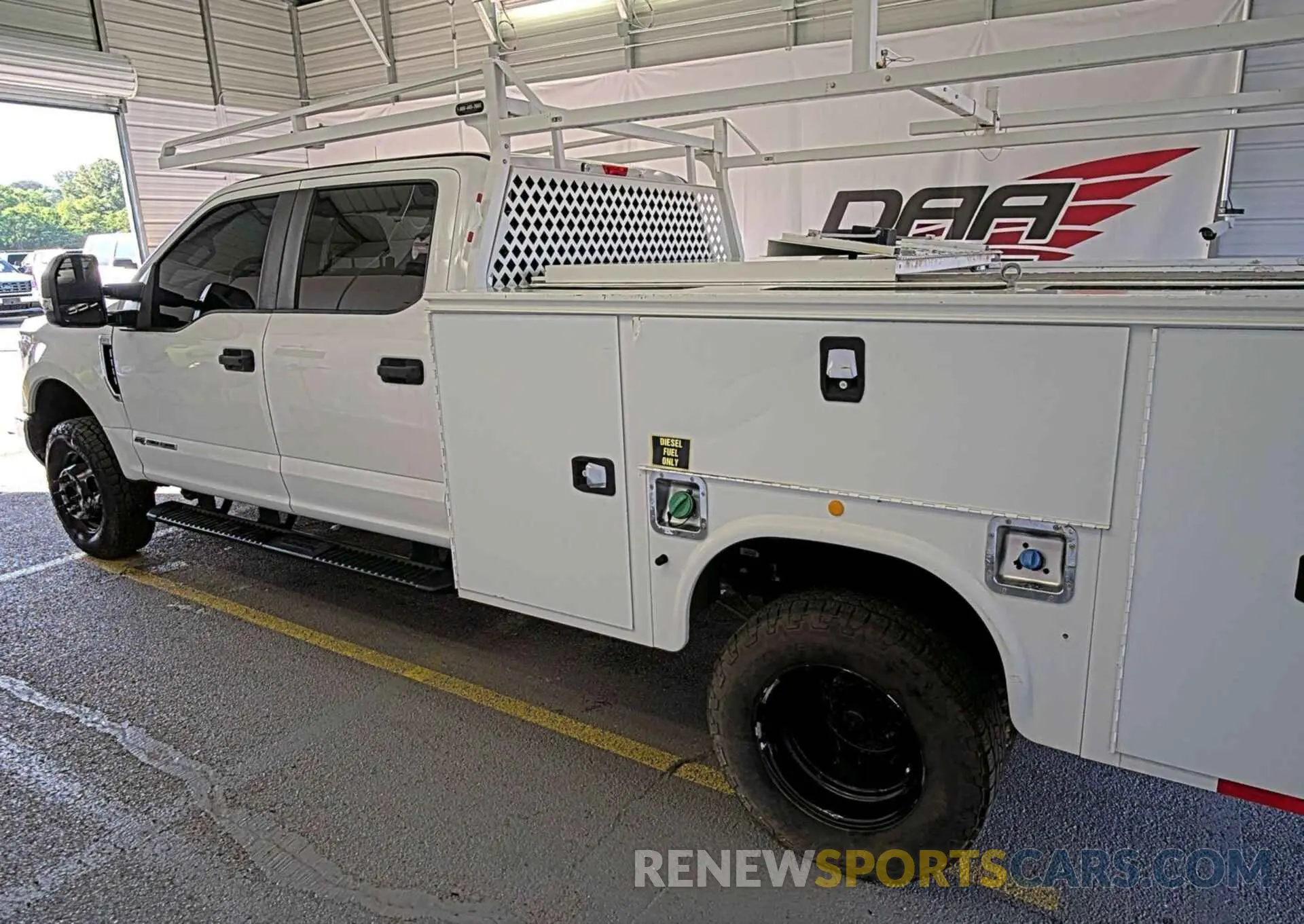 33 Photograph of a damaged car 1FD8W3DT5KEG49561 FORD F-350 2019