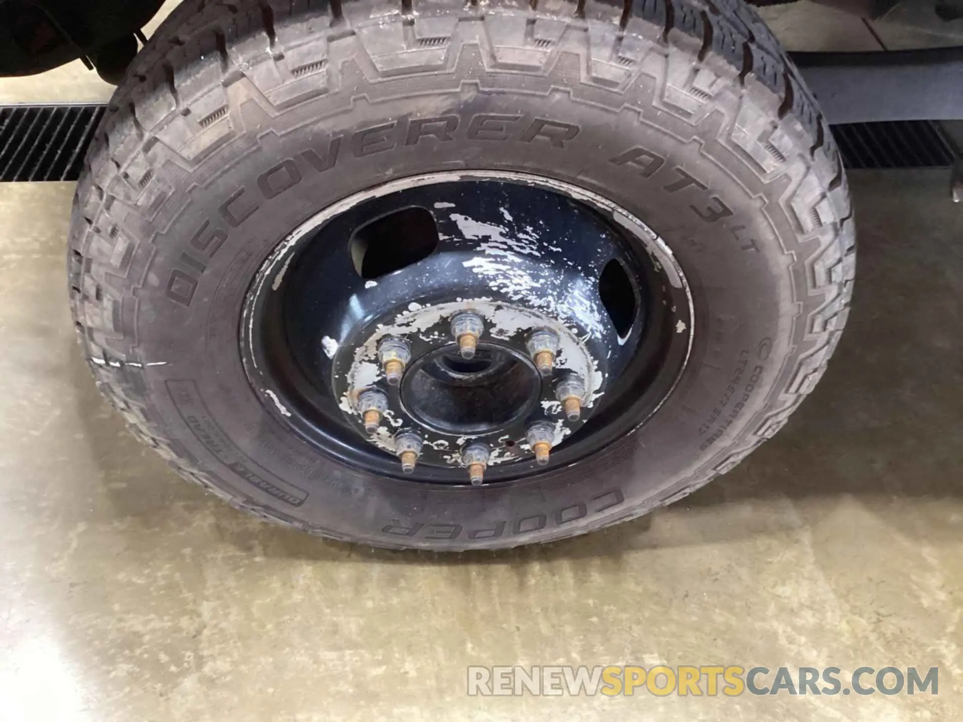35 Photograph of a damaged car 1FD8W3DT5KEG49561 FORD F-350 2019