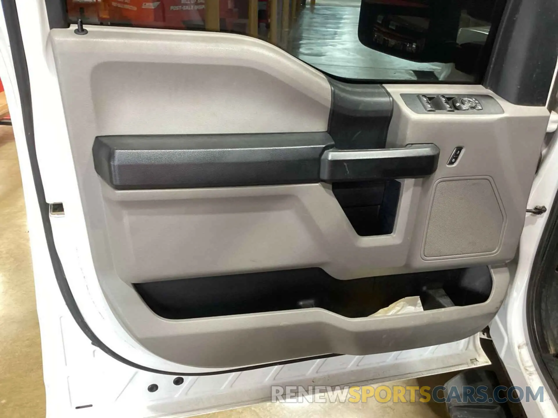 4 Photograph of a damaged car 1FD8W3DT5KEG49561 FORD F-350 2019