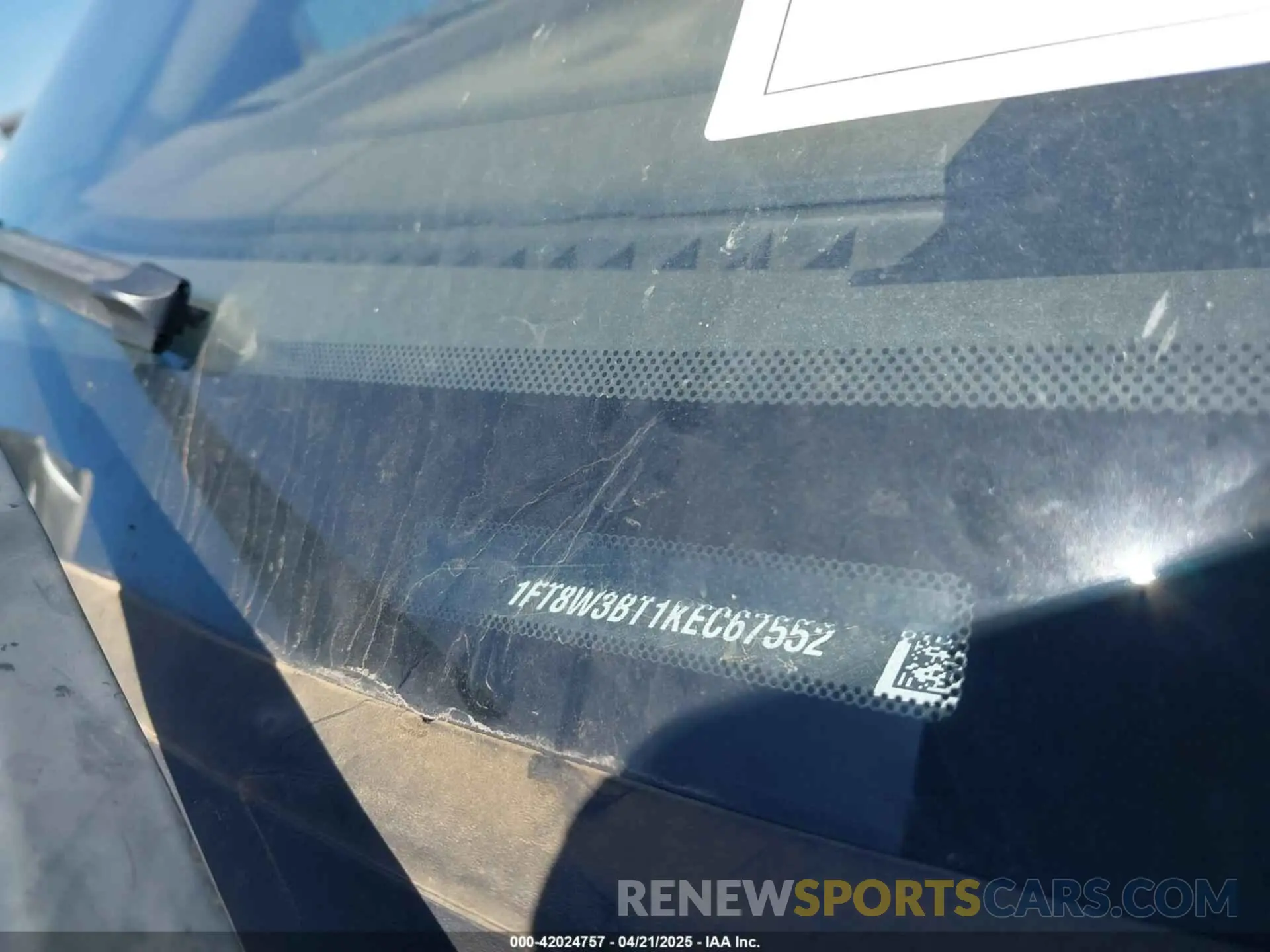 8 Photograph of a damaged car 1FT8W3BT1KEC67552 FORD F-350 2019